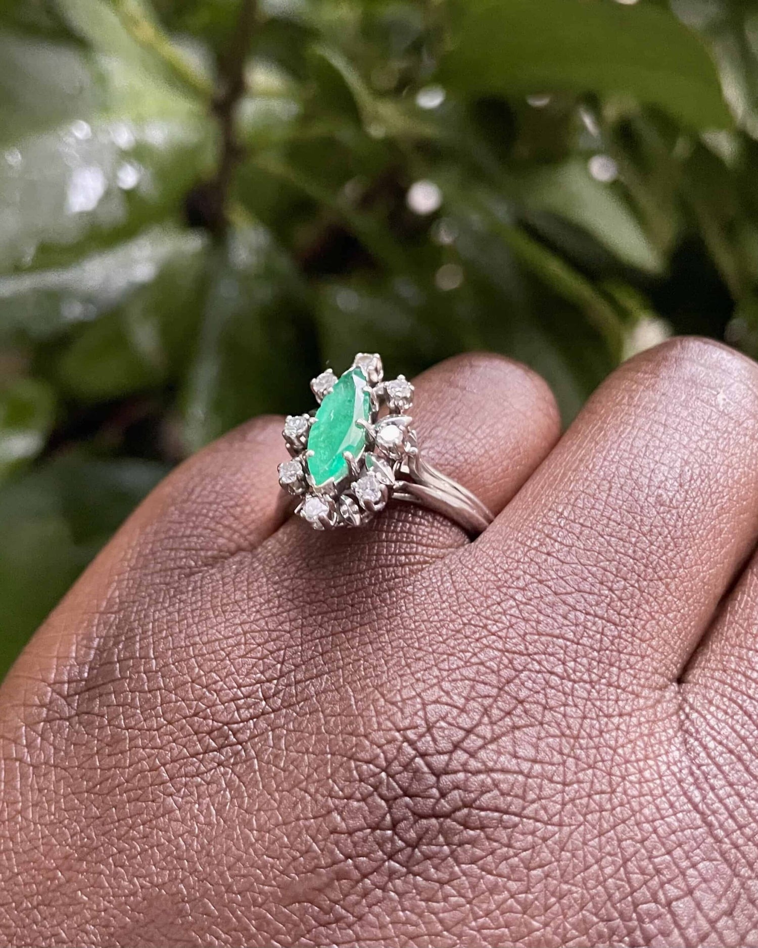 Anillo "Idda" con margaritas de esmeralda y diamantes de 0,85 quilates