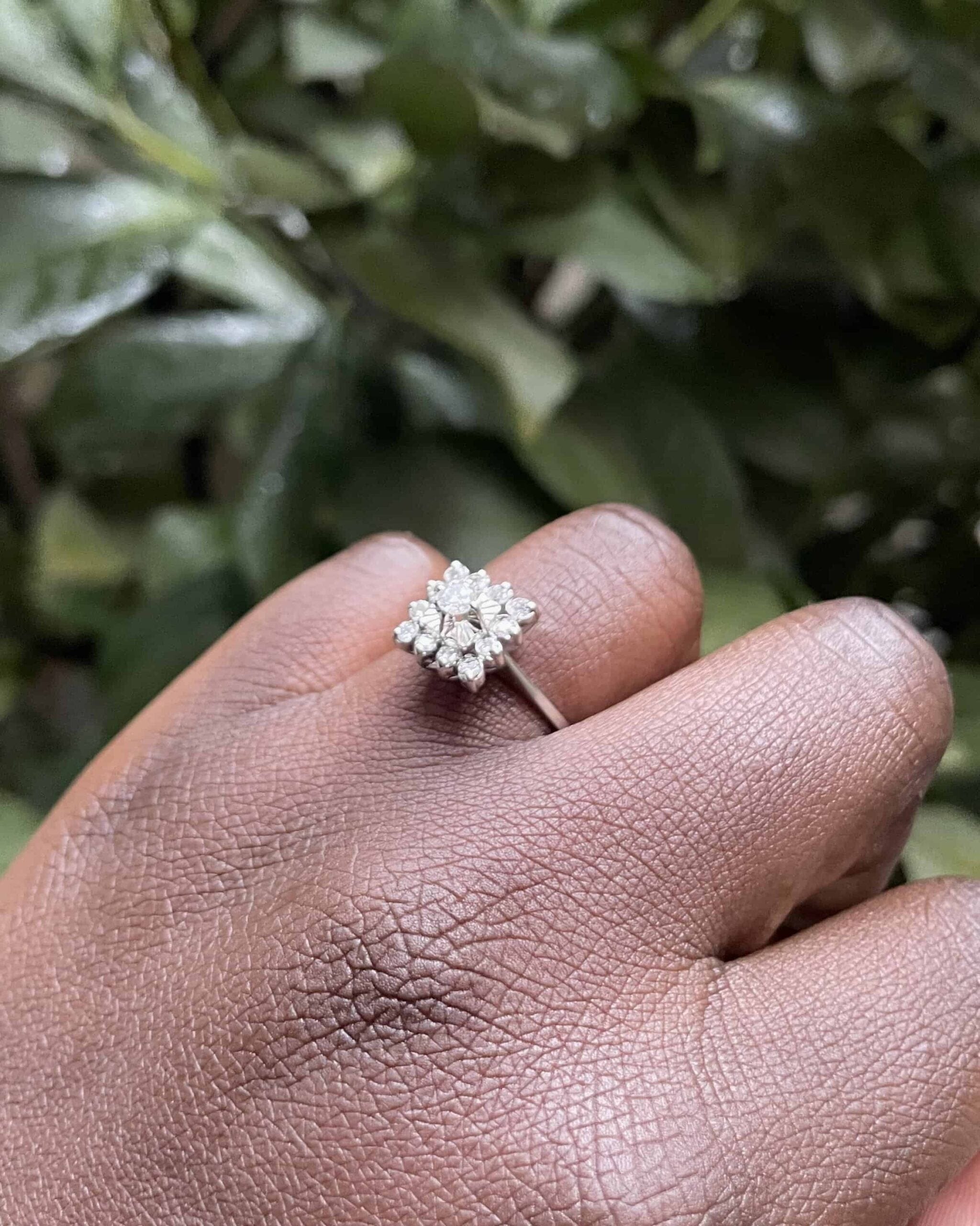 Anillo de margaritas con diamantes "Youmna"