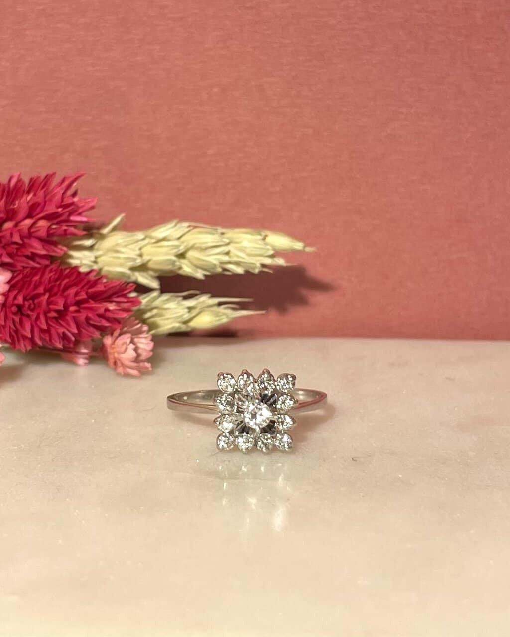 Anillo de margaritas con diamantes "Youmna"