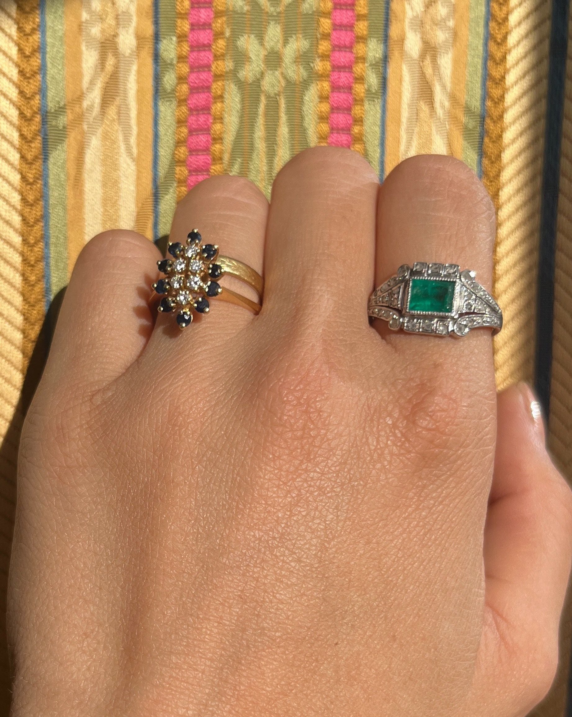 Anillo "Lisana" con margaritas de esmeralda y diamantes