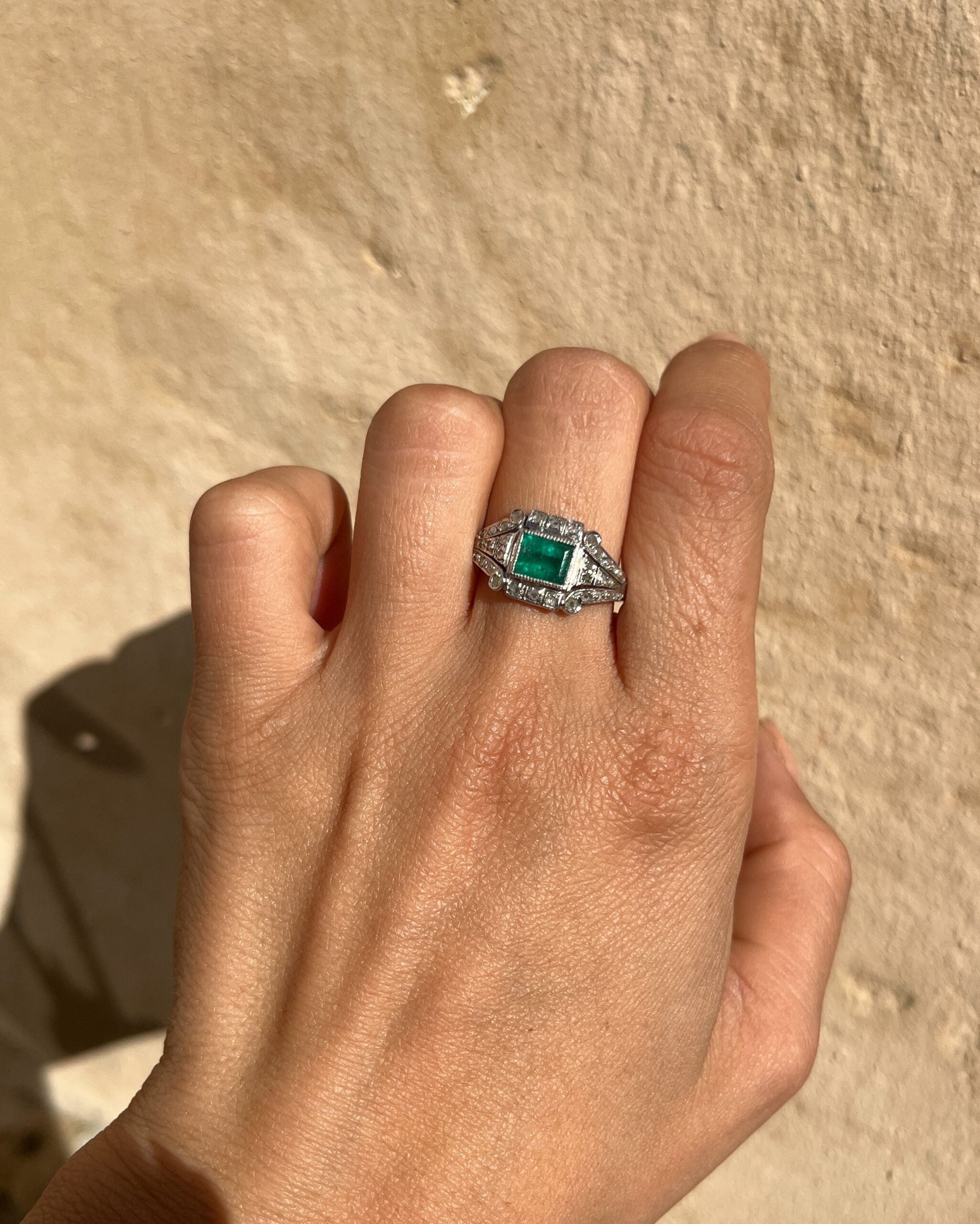 Anillo "Lisana" con margaritas de esmeralda y diamantes