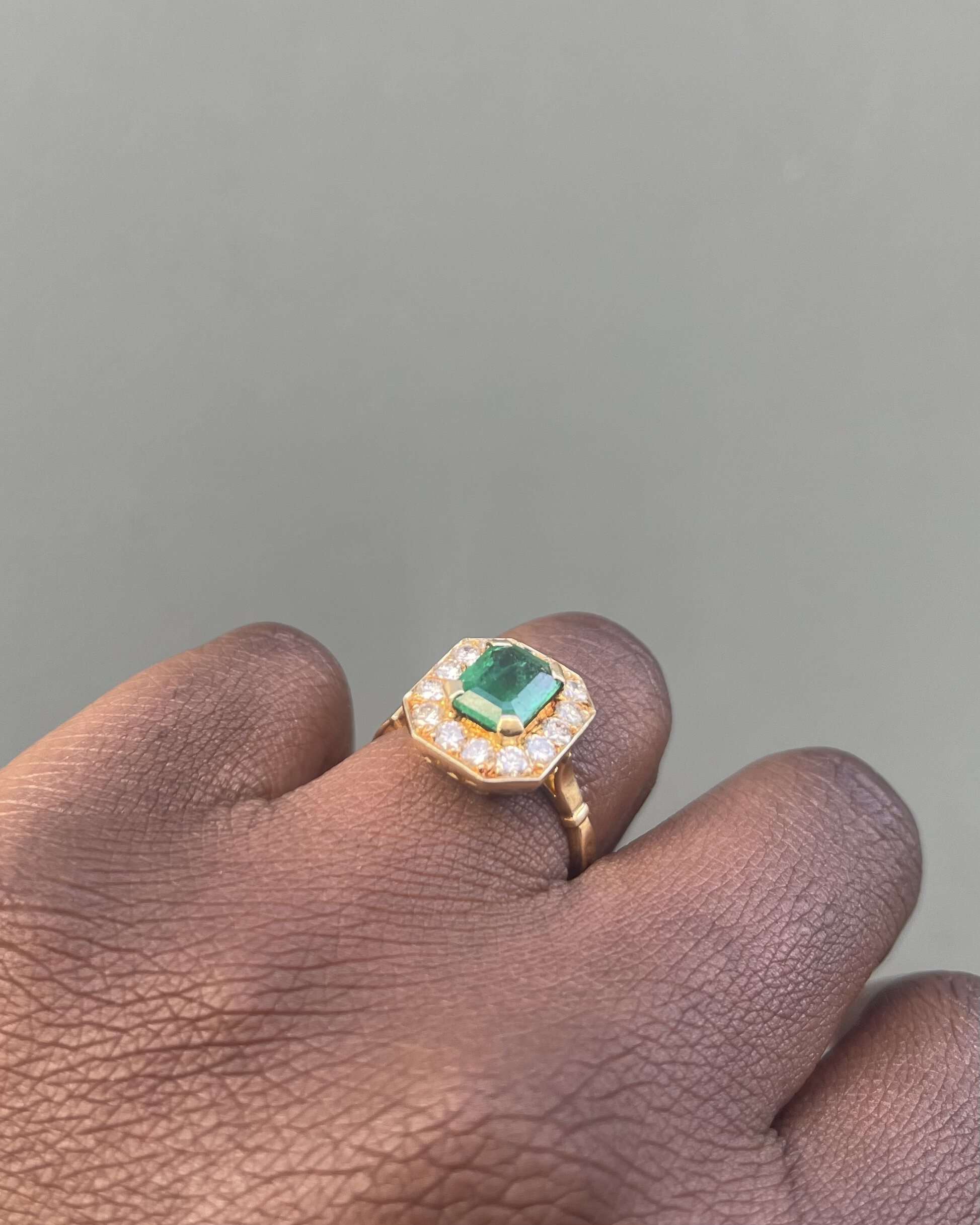 Bague Style Art-Déco Émeraude 1.50 carat & Diamants "Sofia" - Elliade Paris