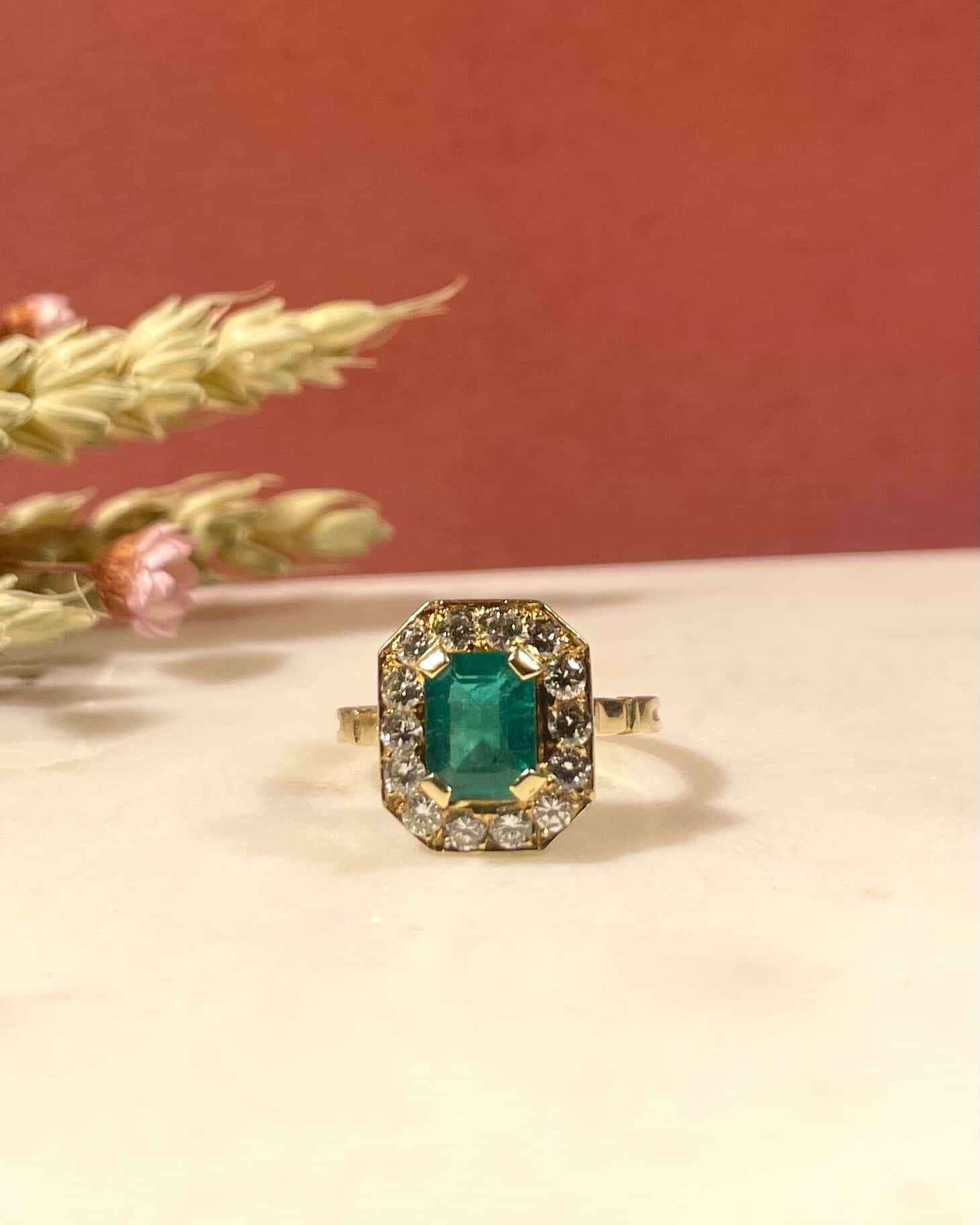 Bague Style Art-Déco Émeraude 1.50 carat & Diamants "Sofia" - Elliade Paris