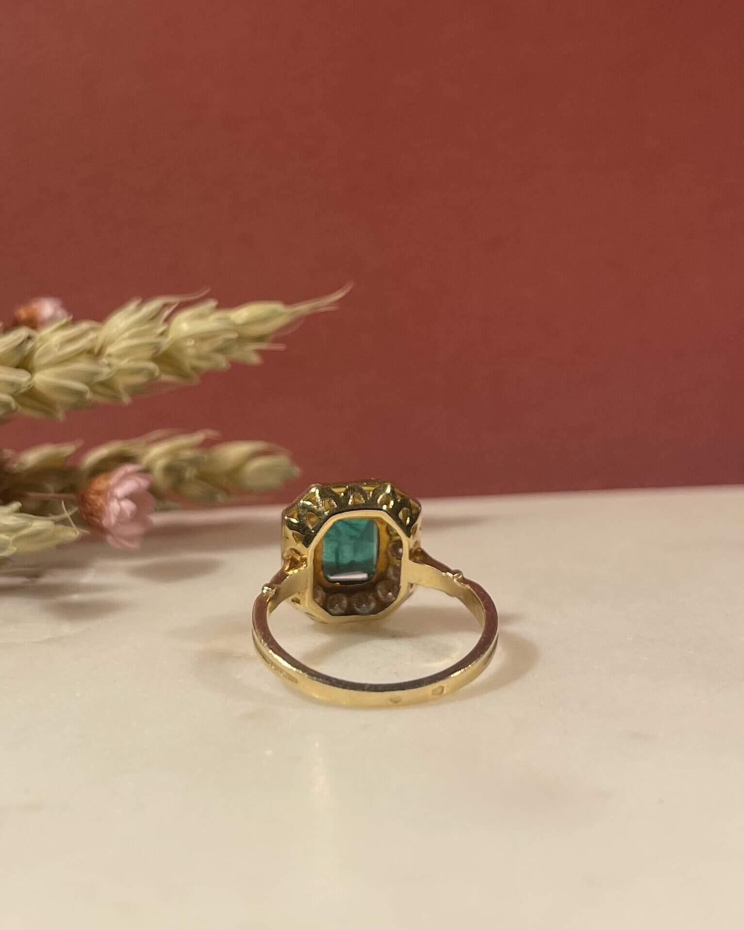 Bague Style Art-Déco Émeraude 1.50 carat & Diamants "Sofia" - Elliade Paris