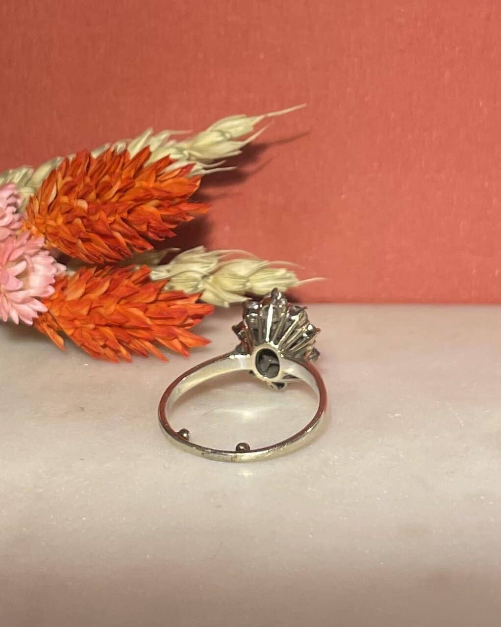 Bague Marguerite Saphir 0.65 Carat & Diamants 0.80 Carat "Yenna" - Elliade Paris