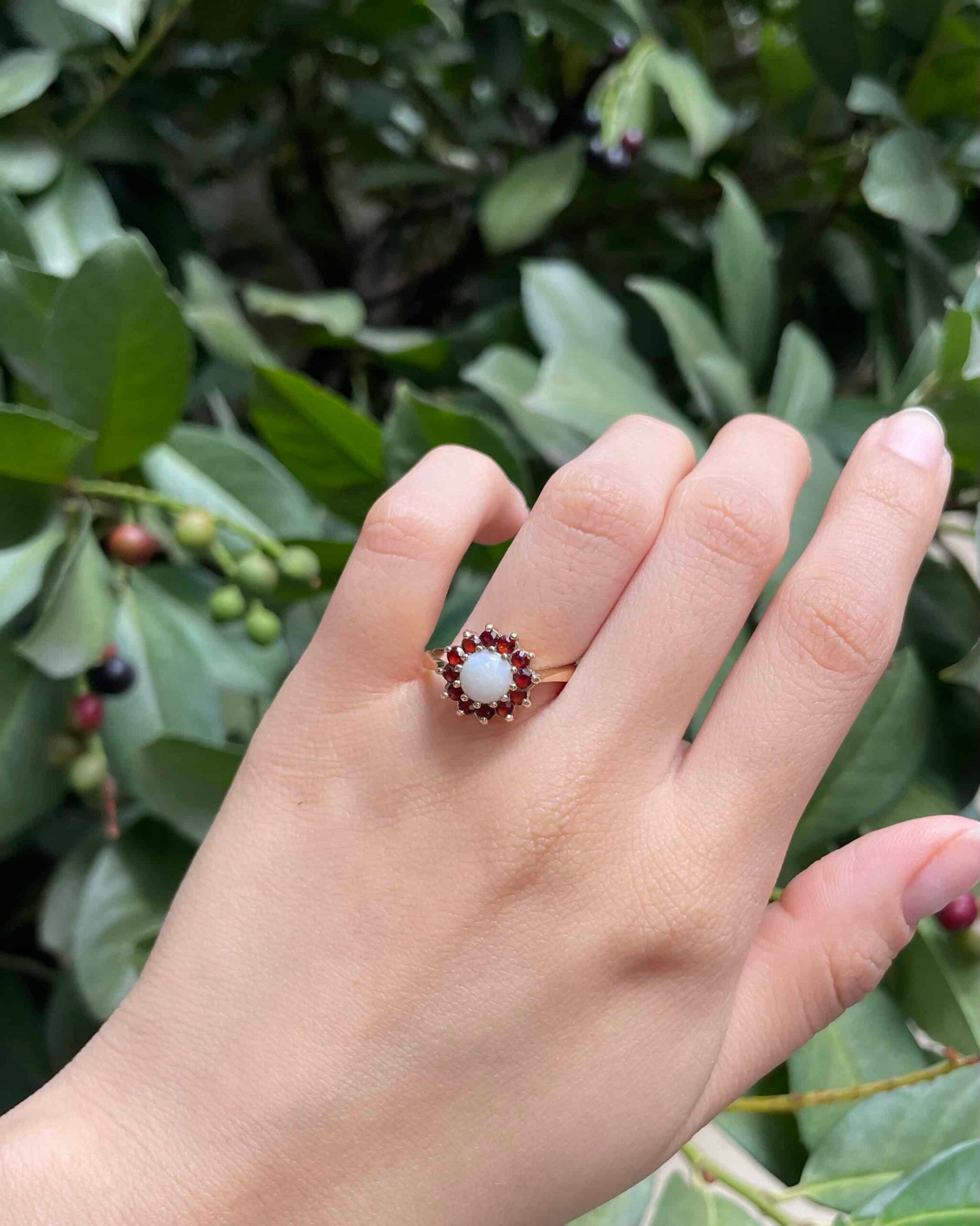 Anillo de margaritas de ópalo y 12 granates "Nelly"