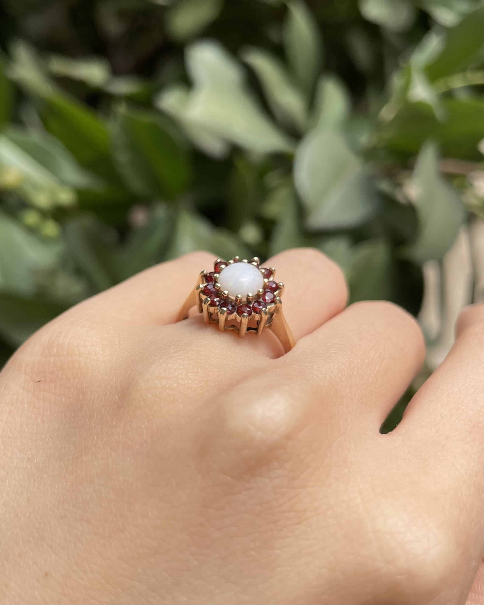Anillo de margaritas de ópalo y 12 granates "Nelly"