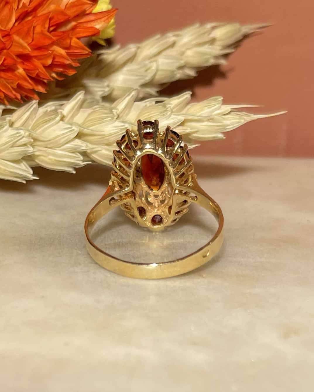 Anillo "Nicole" con margaritas y granate marquesa de 2,11 quilates
