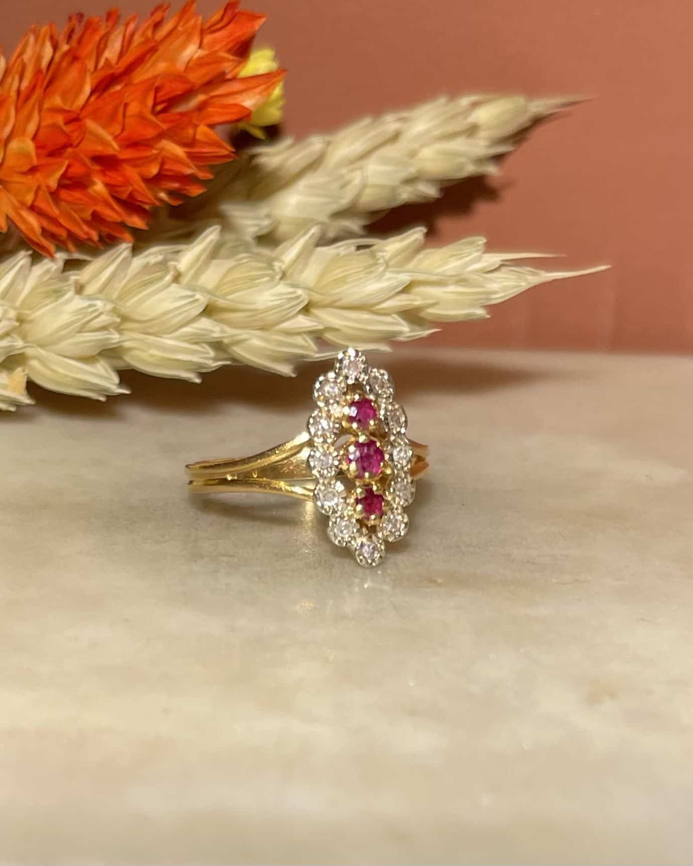 Anillo de rubí y diamantes con talla marquesa "Fallon"