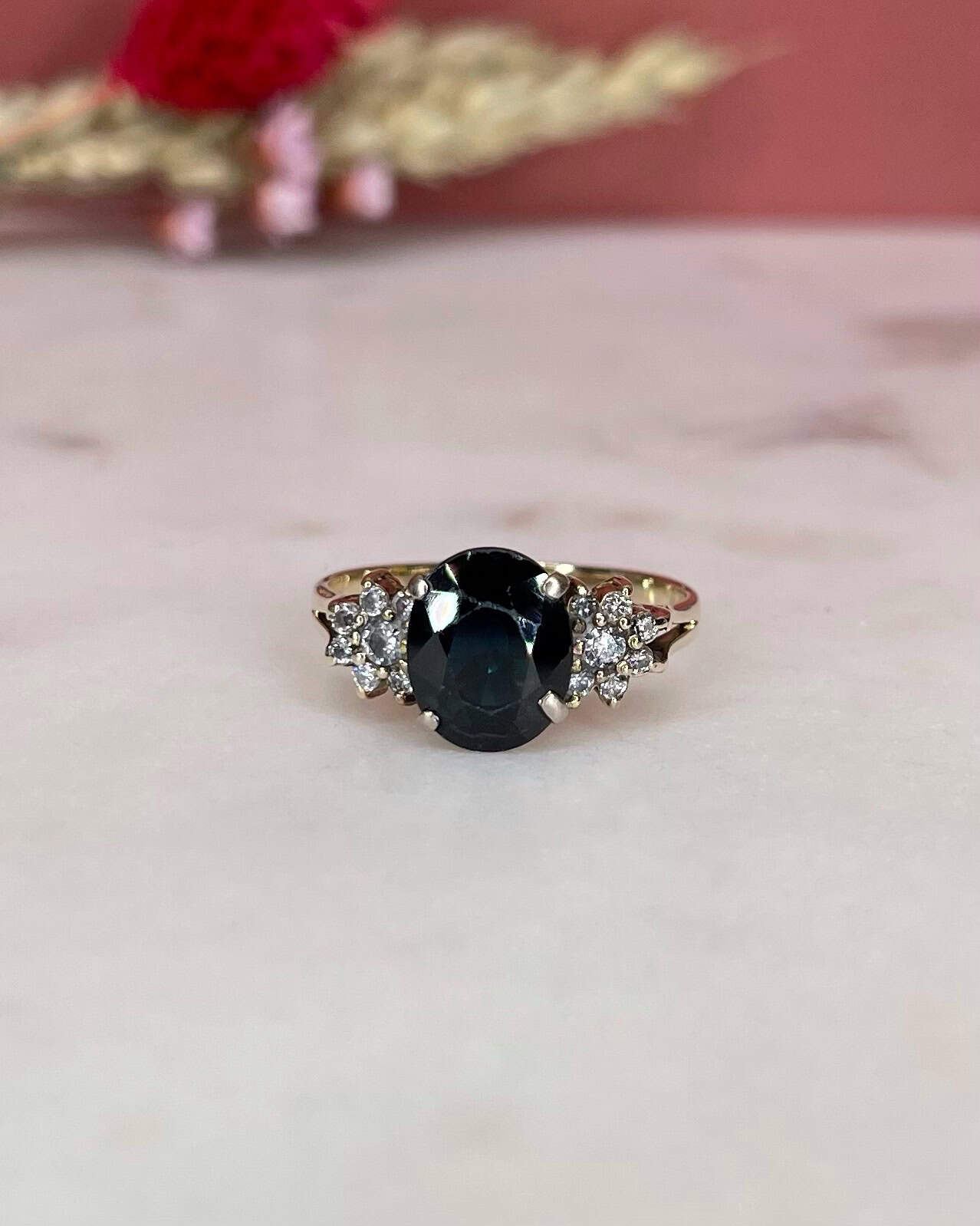 Anillo trilogía "Léyana" de zafiro de 3,30 quilates y 14 diamantes