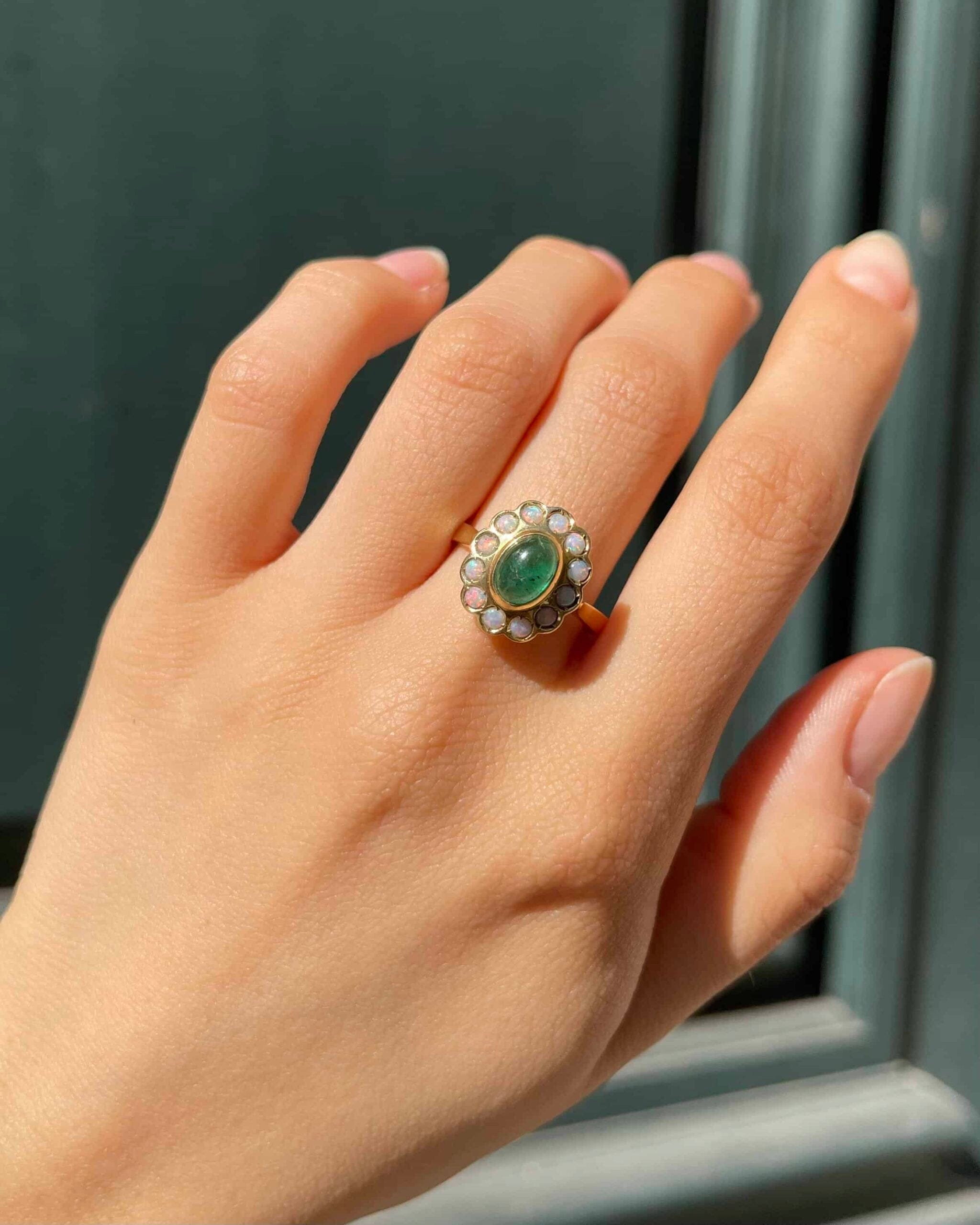 Anillo "Naima" con margarita de ópalo y esmeralda cabujón de 1 quilate