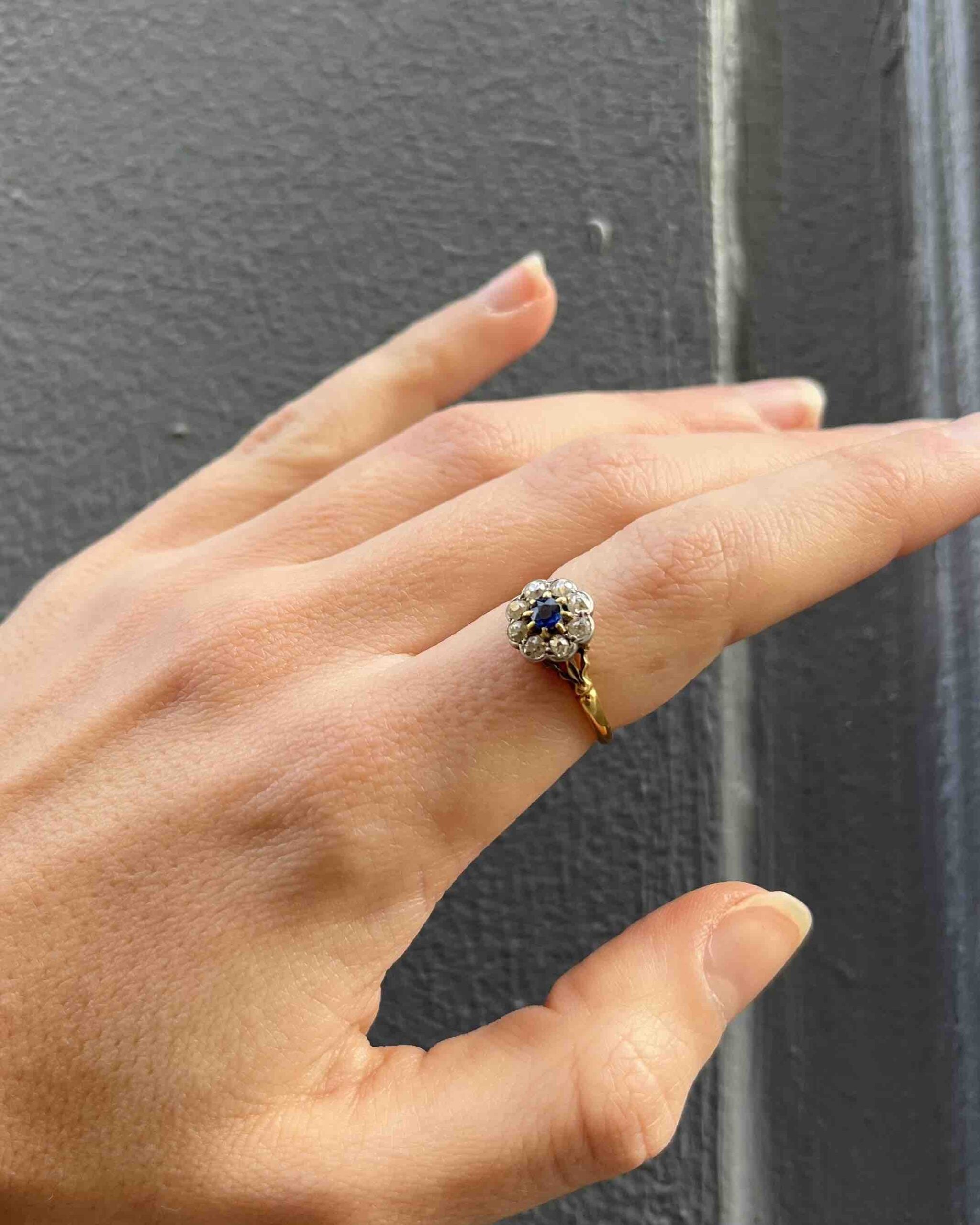 Anillo "Mona" con margaritas de diamantes y zafiros