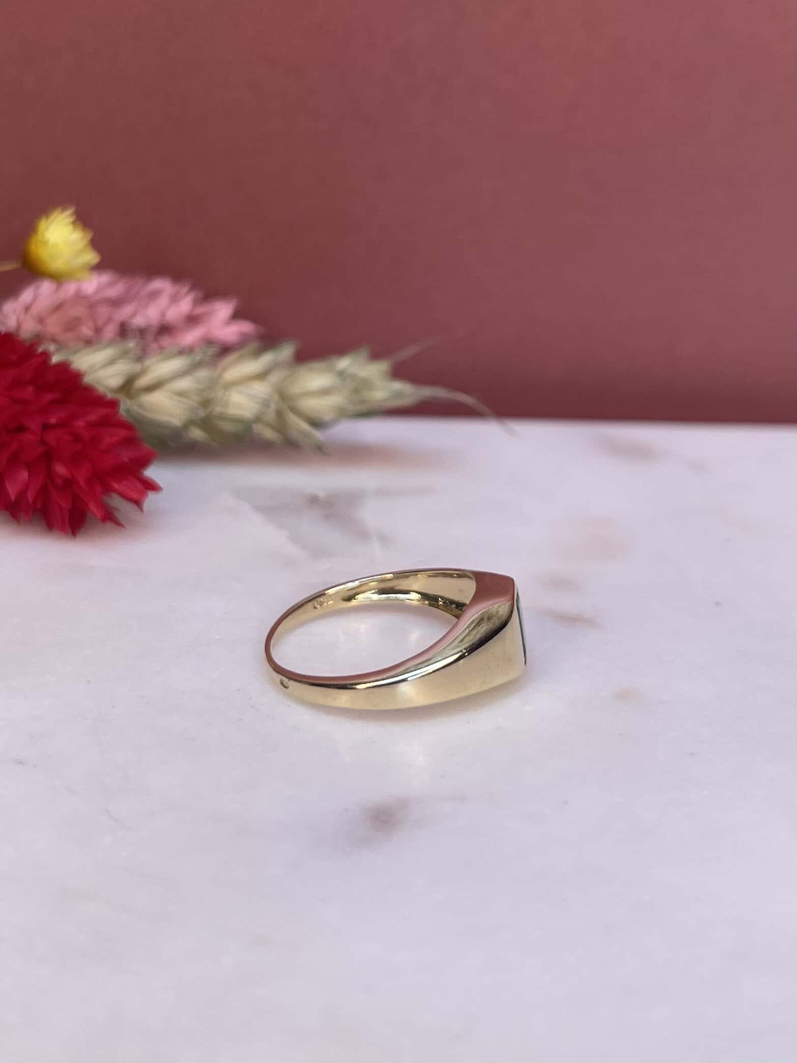 Anillo tipo brazalete con esmeralda de 0,60 quilates "Adaya"