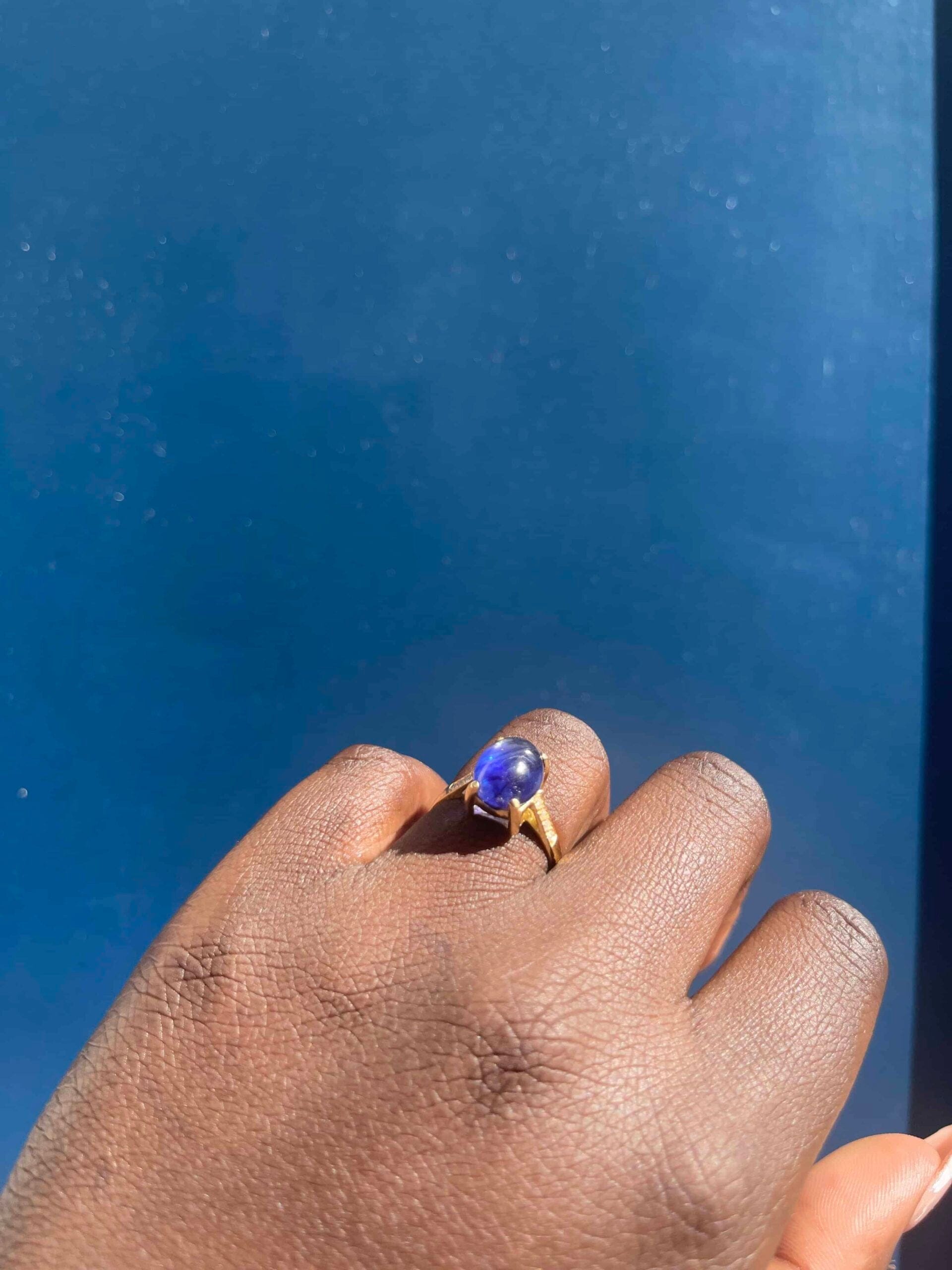 Anillo solitario "Alma" de zafiro cabujón de 5,50 quilates y diamantes