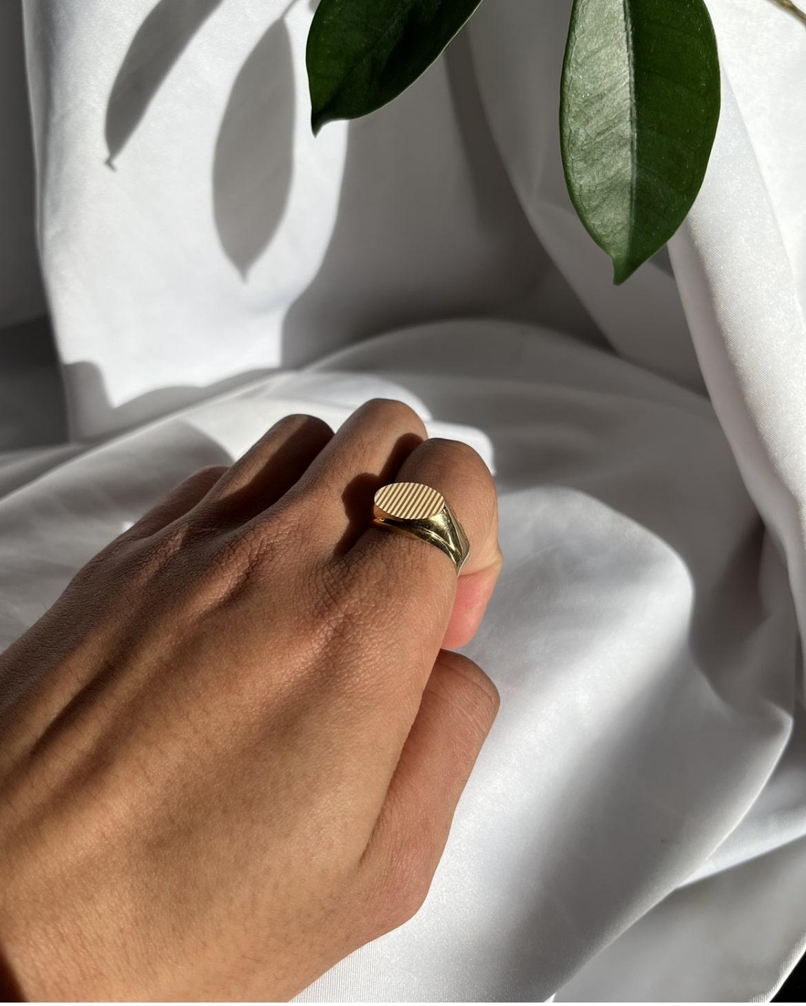Anillo de sello vintage de oro amarillo "Ángel"