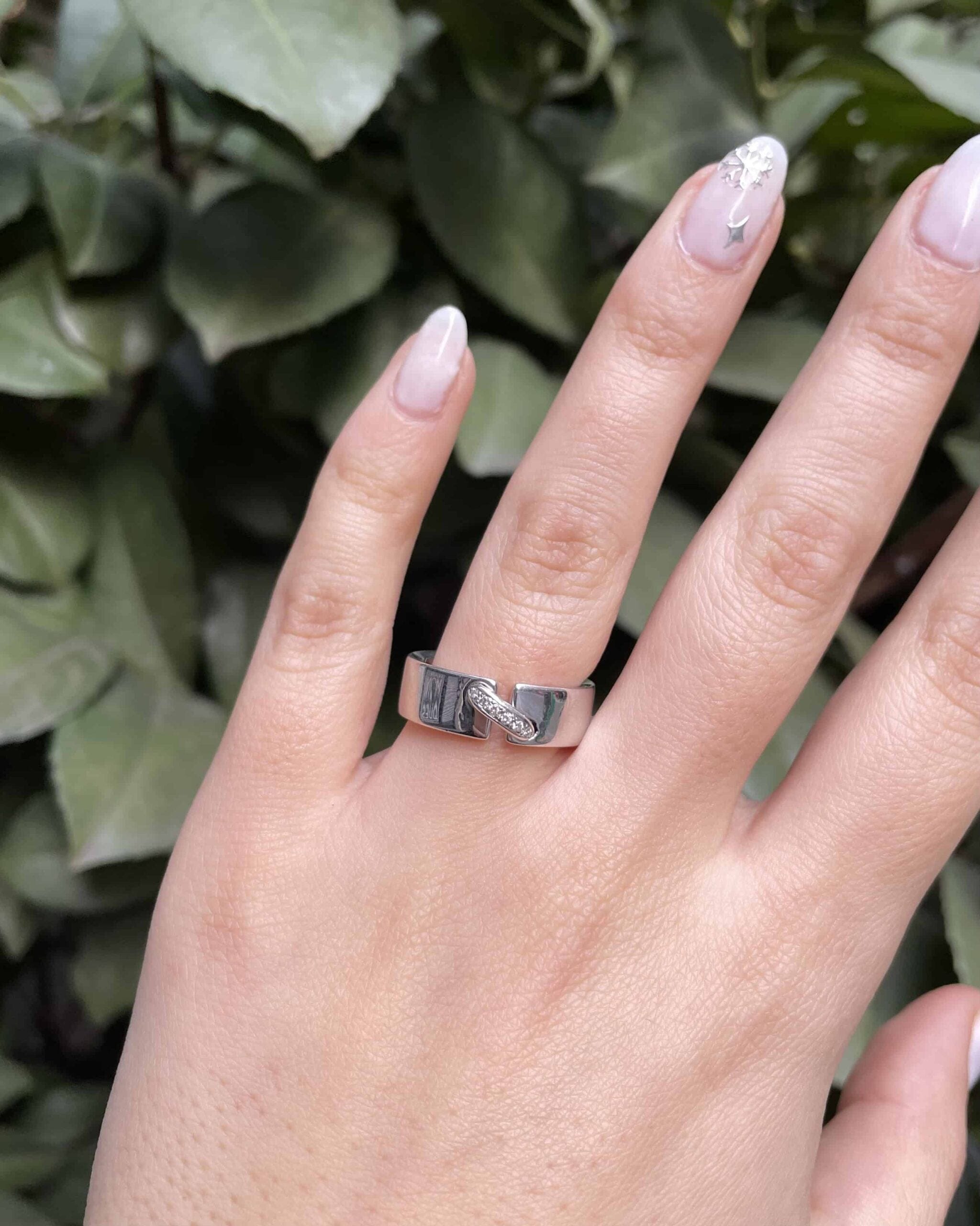 Anillo Chaumet Link con diamantes en oro blanco de 18 quilates