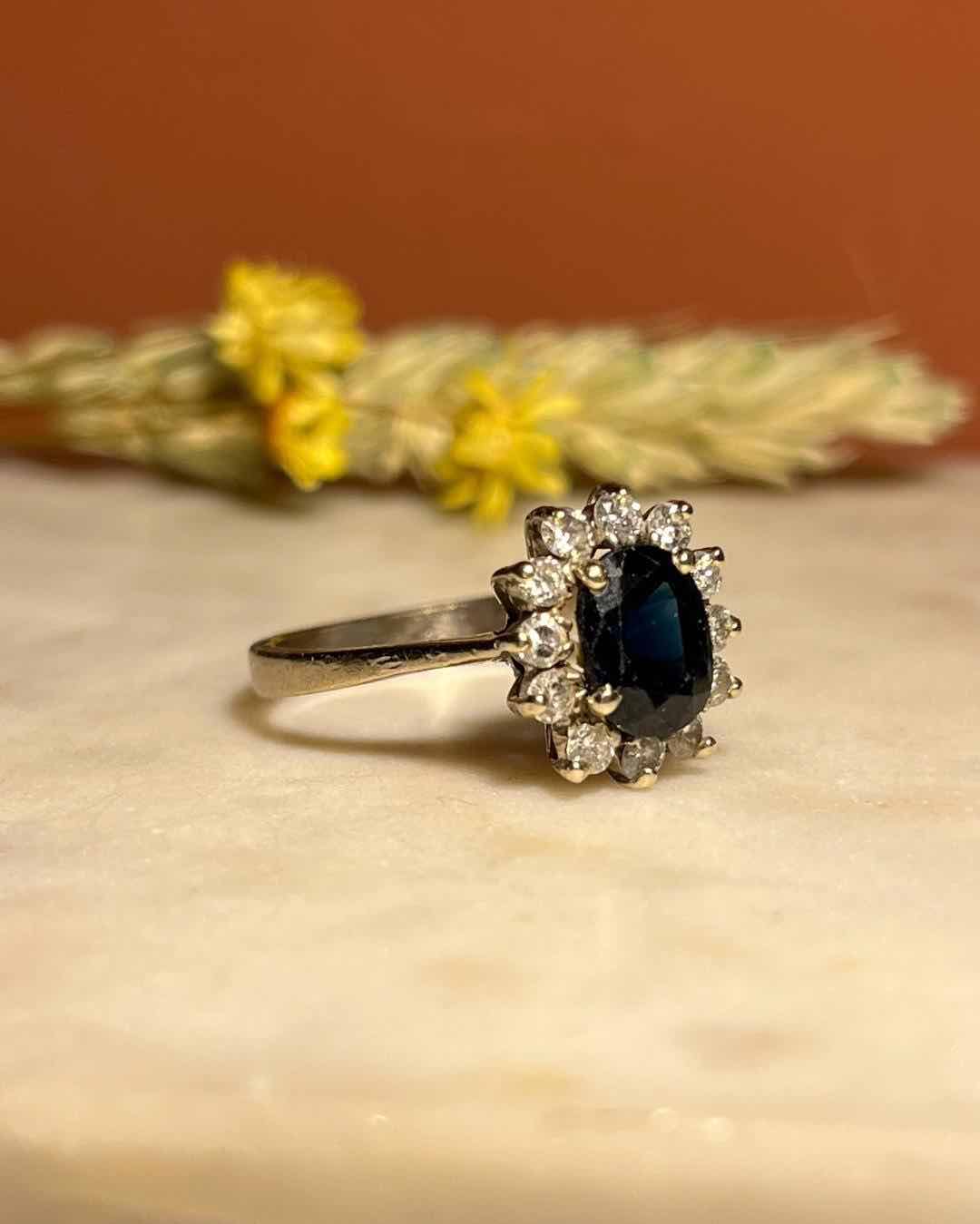 Anillo de margaritas con diamantes y zafiros "Gemma"