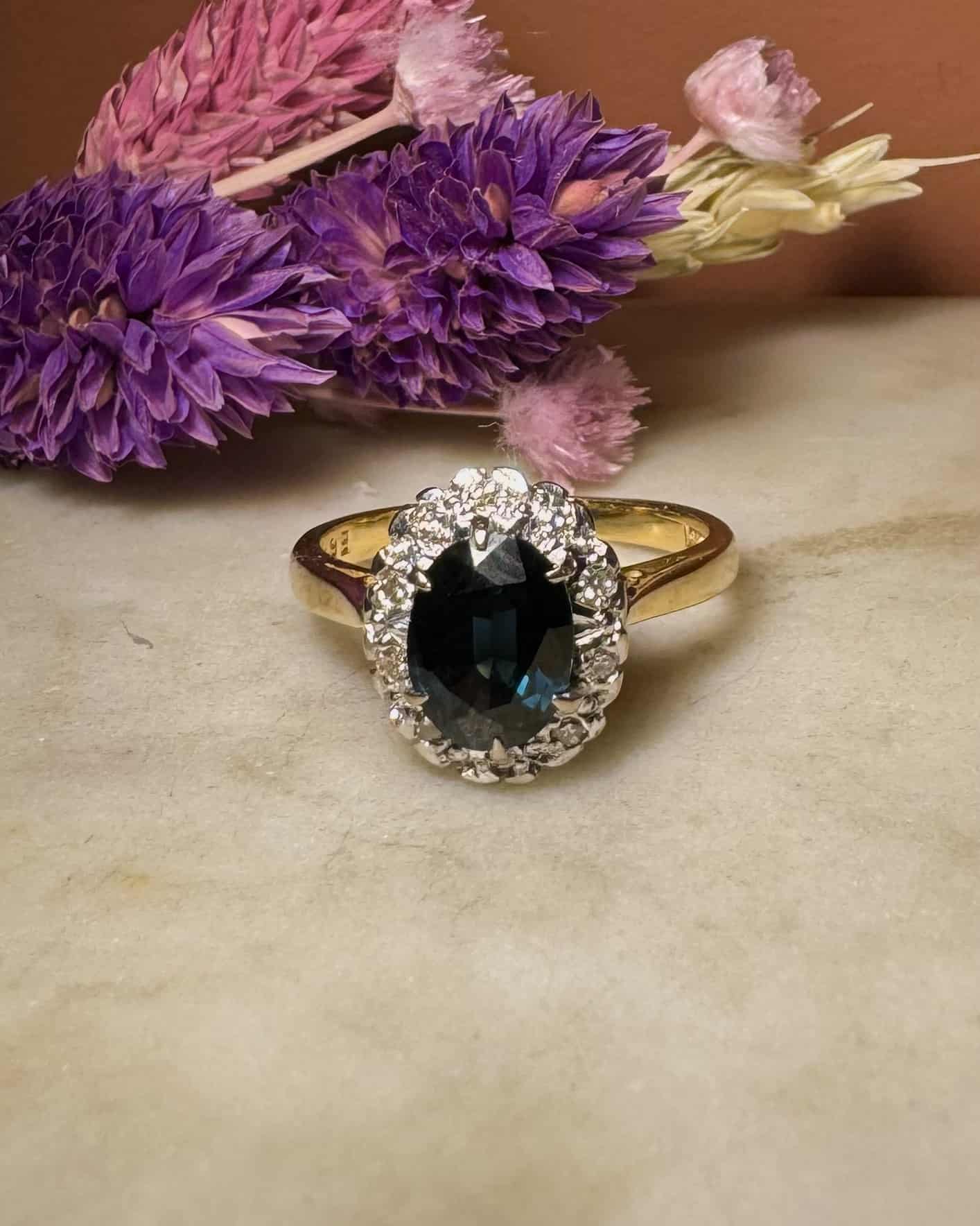 Anillo de margarita azul de 1,65 quilates con zafiro y 10 diamantes
