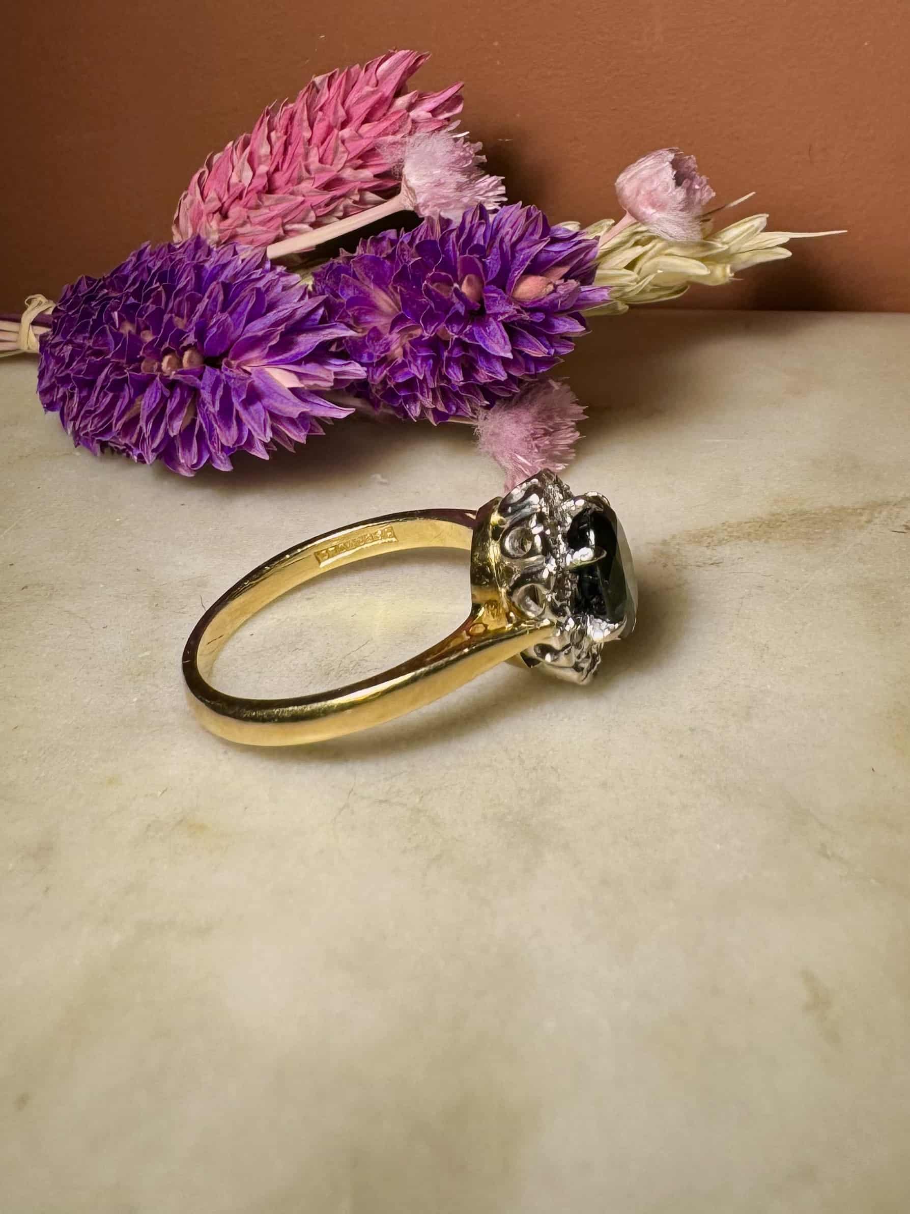 Anillo de margarita azul de 1,65 quilates con zafiro y 10 diamantes