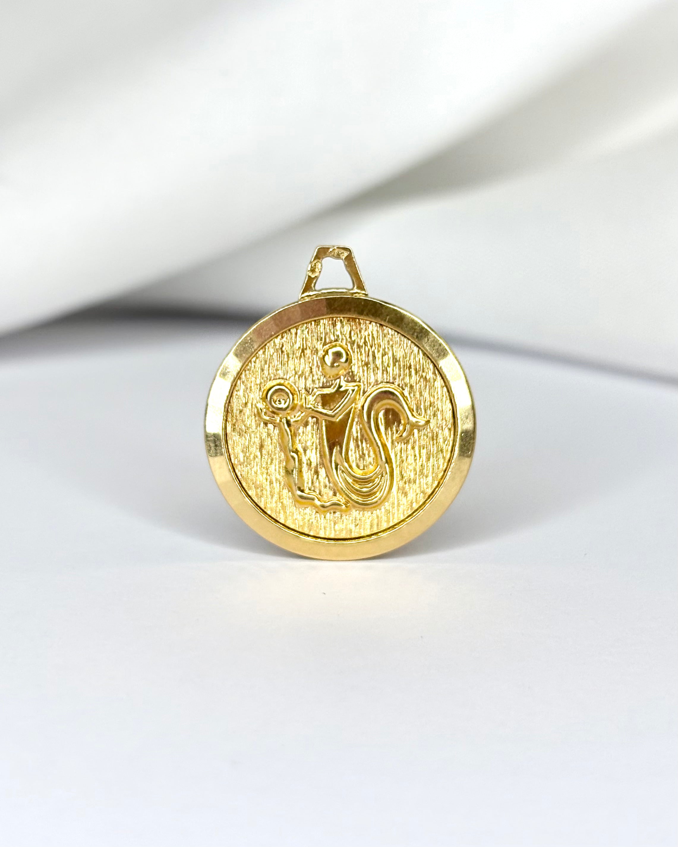 Colgante Acuario Oro Amarillo "Gabriel"