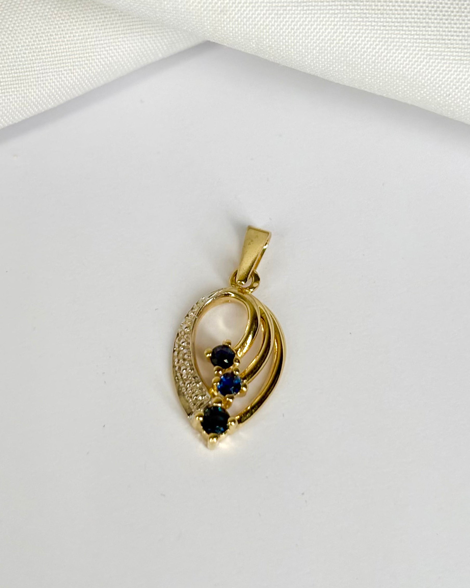 Colgante 3 zafiros y diamante "Cybelle"