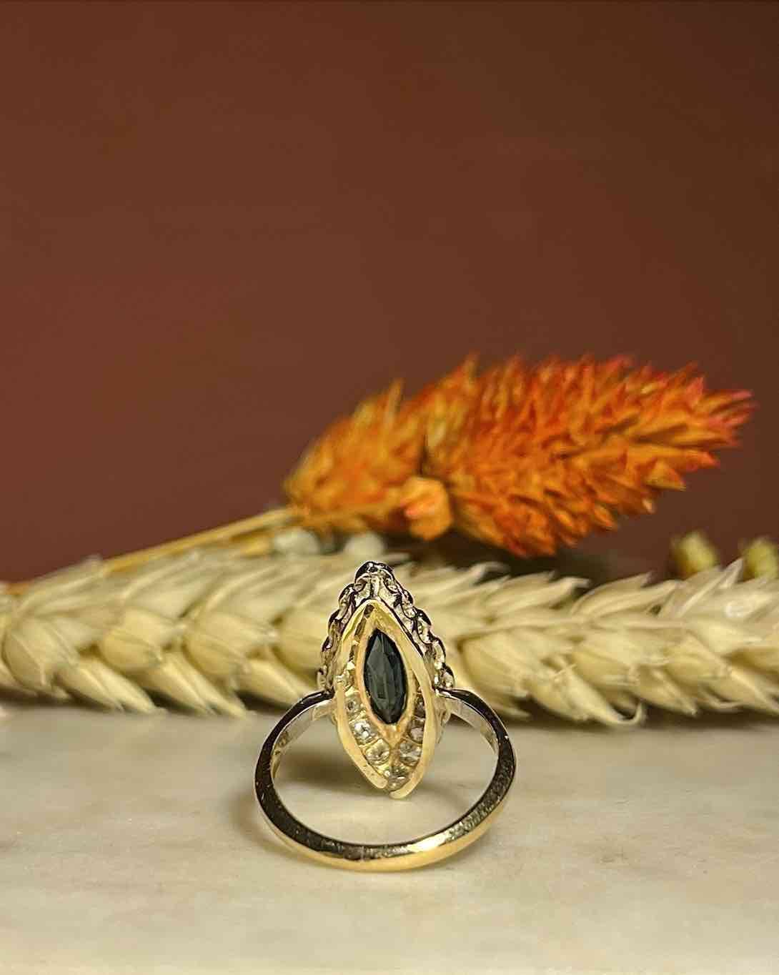 Anillo "Maliha" con zafiro marquesa y diamante de 0,80 quilates