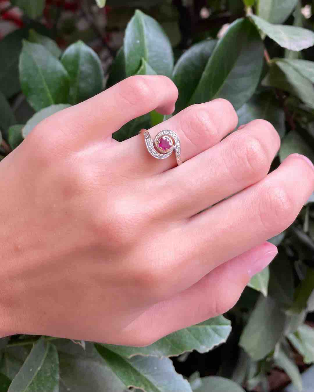 Anillo "Azaylie" con tourbillon de 14 diamantes y rubí de 0,40 quilates