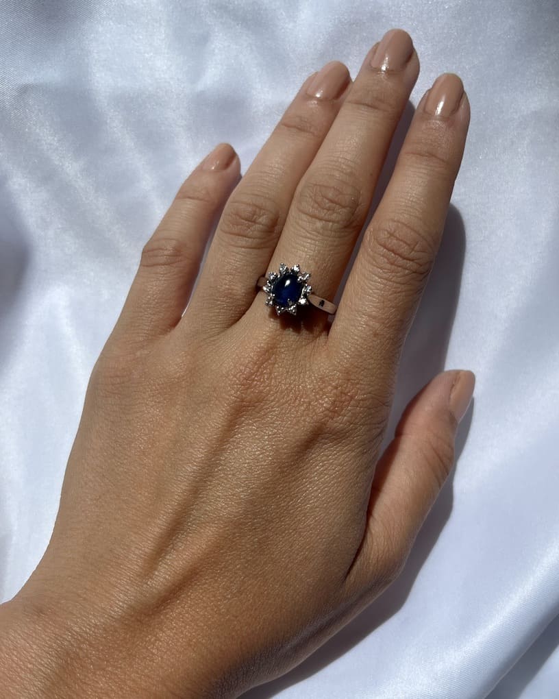 Anillo de margaritas con zafiro y diamantes "Lily"