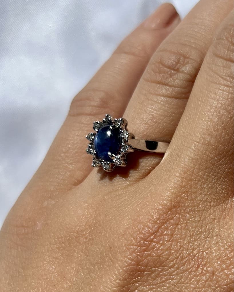 Anillo de margaritas con zafiro y diamantes "Lily"