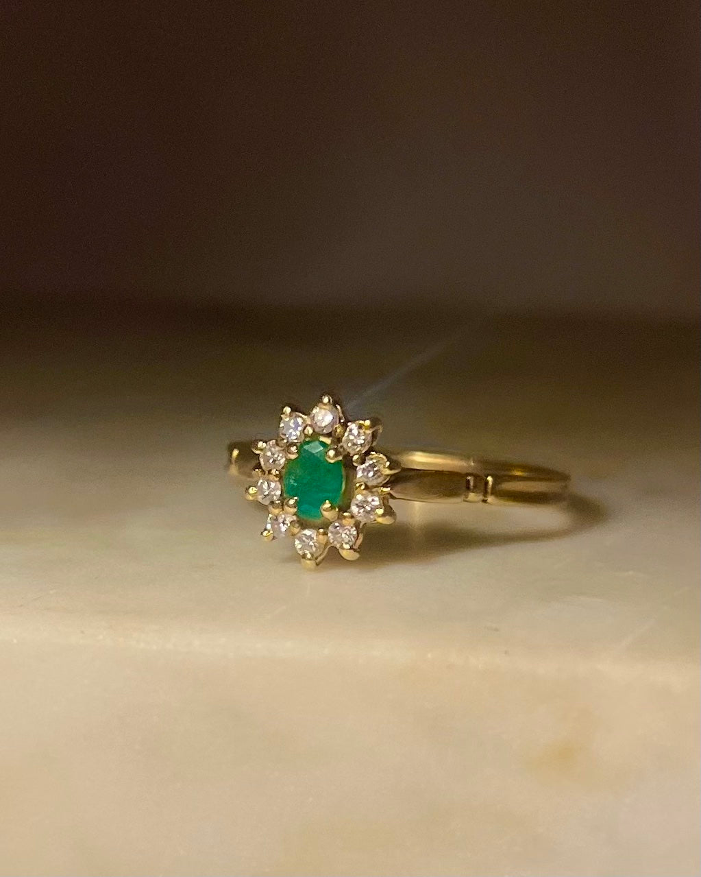Anillo "Alina" con margaritas de esmeralda y diamantes