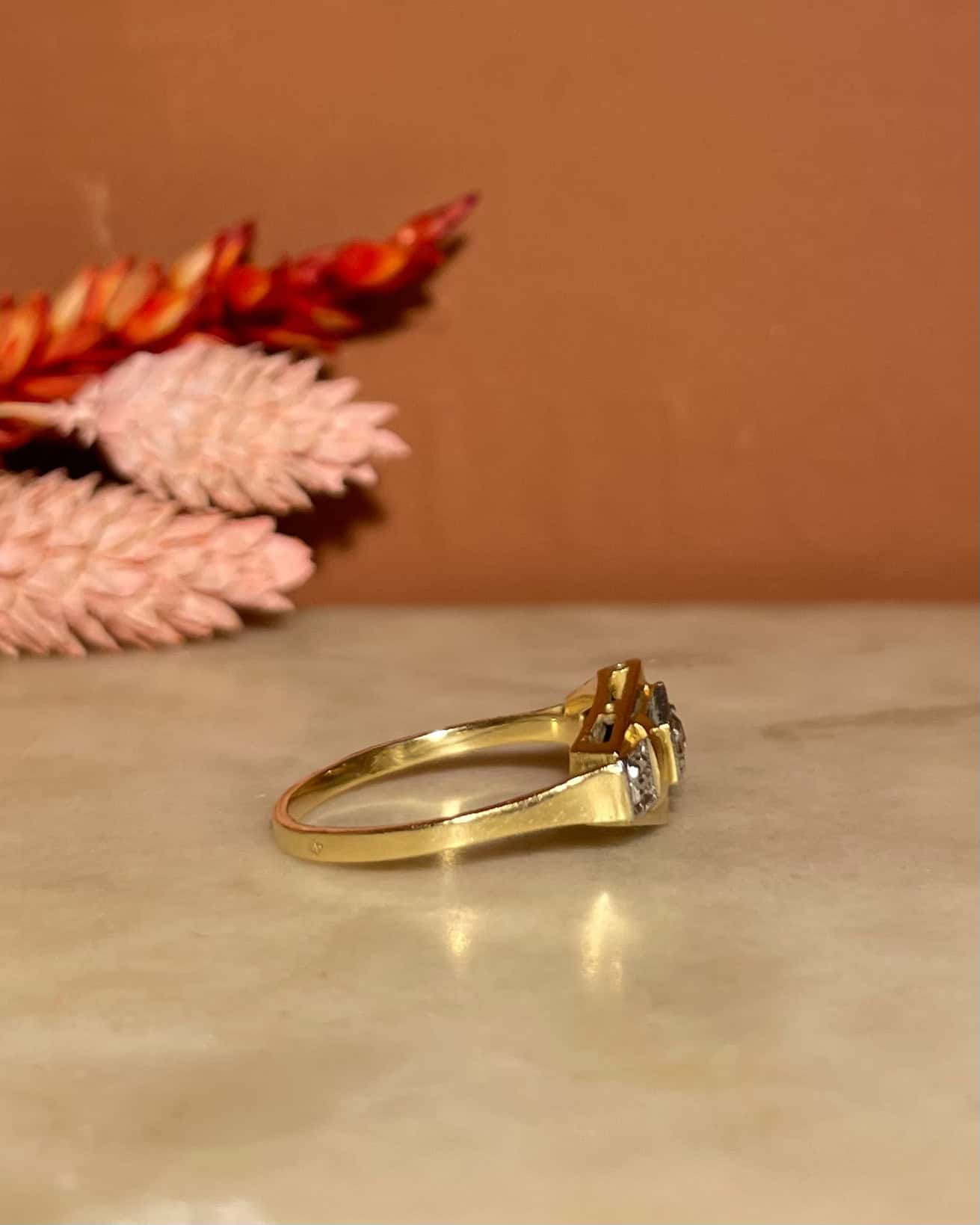 Anillo Art Déco de diamantes con diseño de tanque "Zephyra"