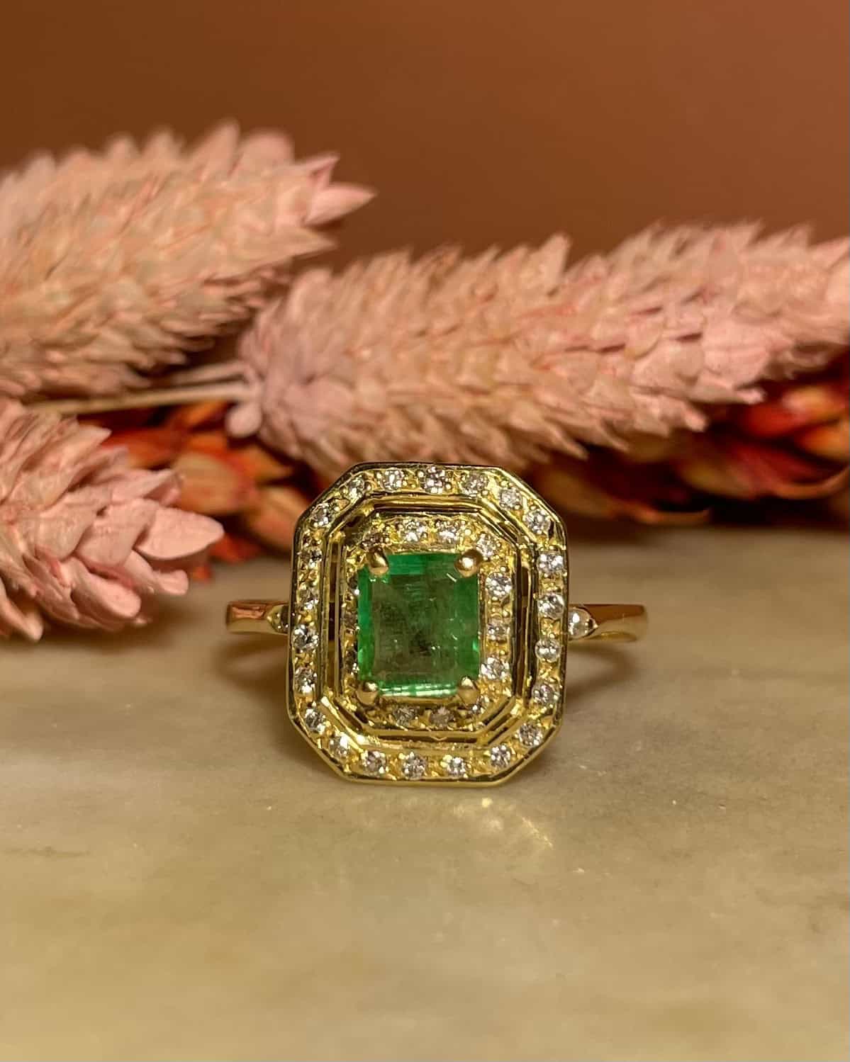 Anillo Art Déco "Mayze" de 1 quilate con esmeralda y 38 diamantes