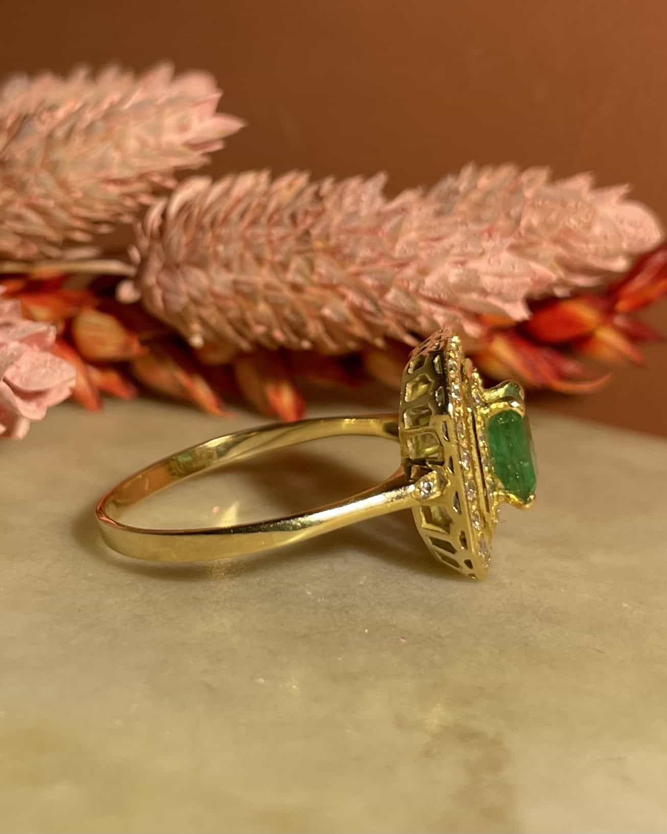 Anillo Art Déco "Mayze" de 1 quilate con esmeralda y 38 diamantes