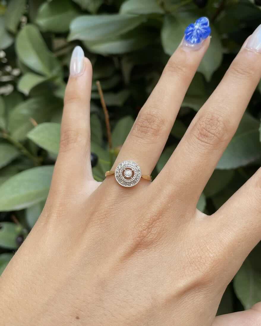 Anillo Art Déco "Liu" con 17 diamantes