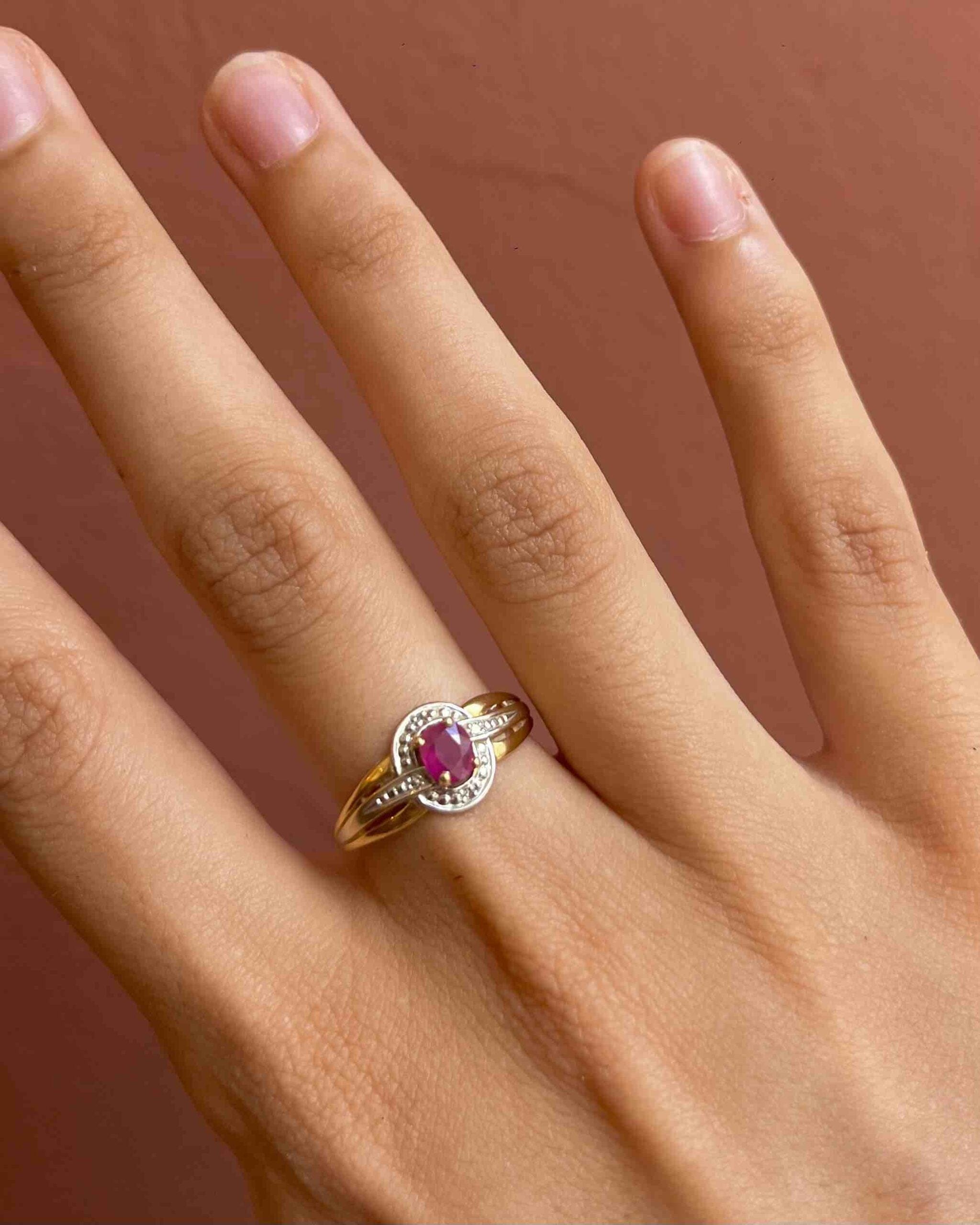 Anillo de rubí y diamantes estilo Art Déco "Hermione"