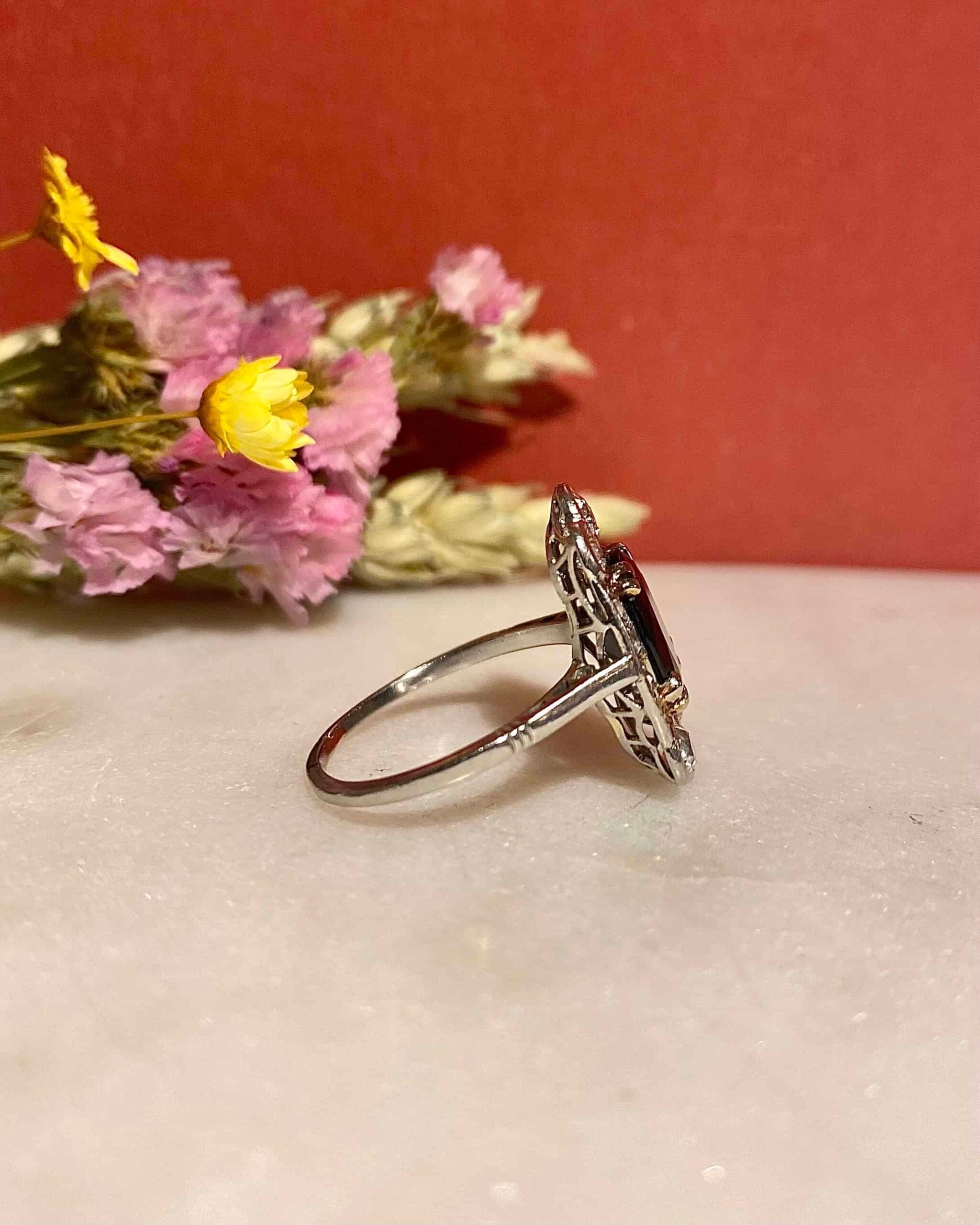 Bague Art-Déco Saphir 3.20 carats & 14 Diamants "Suzie" - Elliade Paris