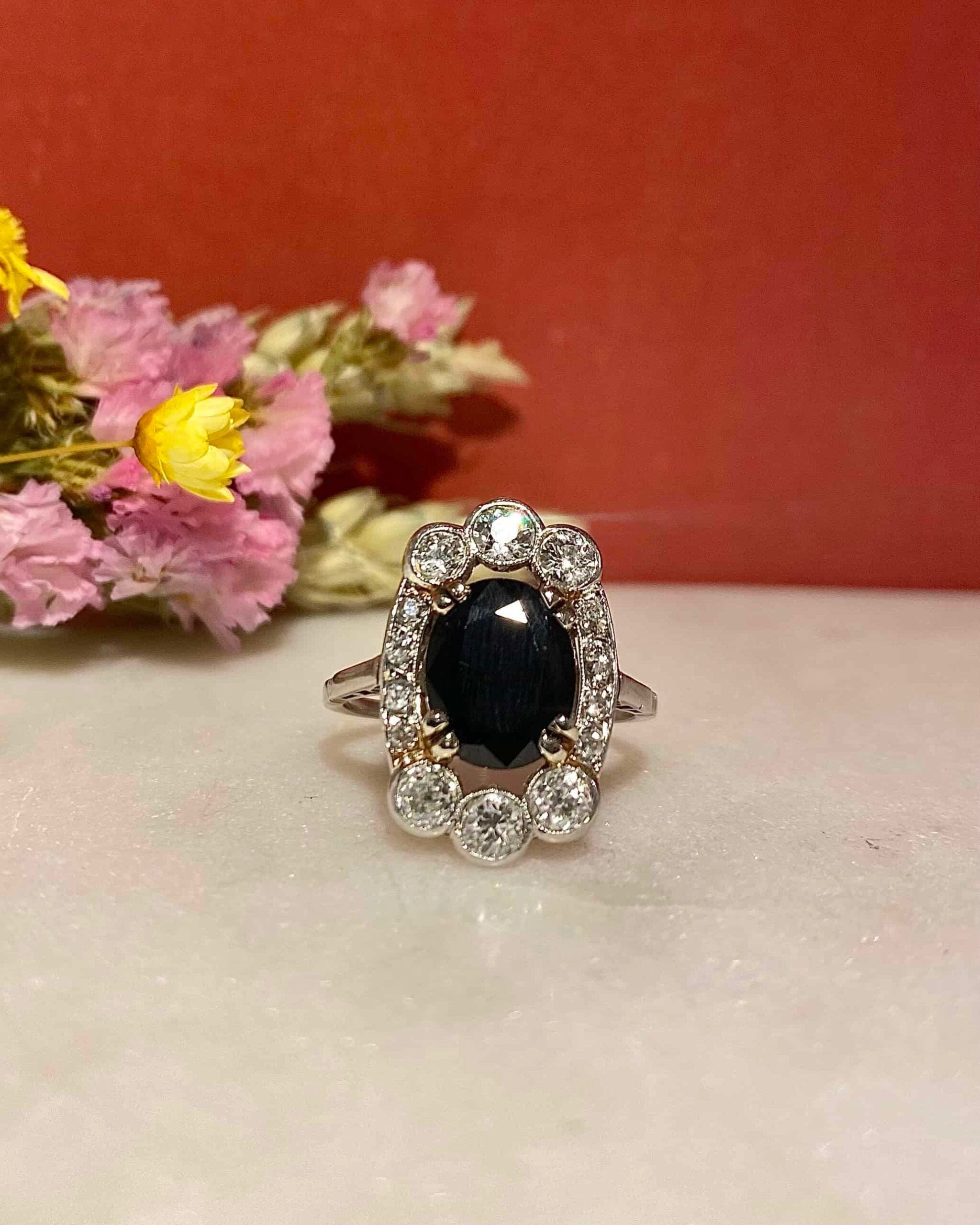 Bague Art-Déco Saphir 3.20 carats & 14 Diamants "Suzie" - Elliade Paris