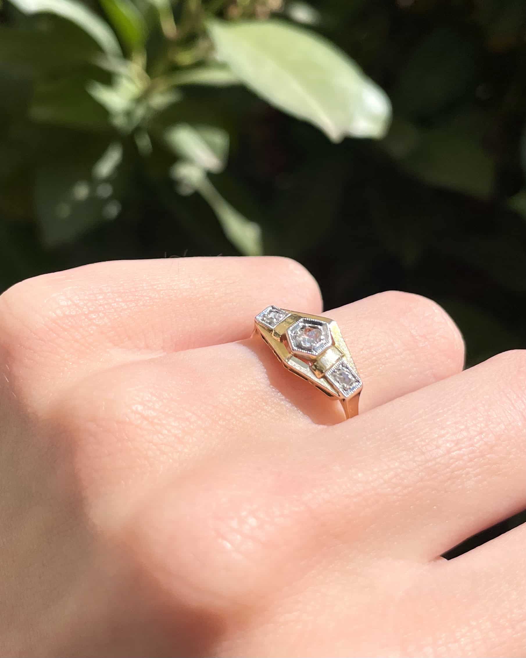 Anillo Art Déco de diamantes con diseño de tanque "Zephyra"