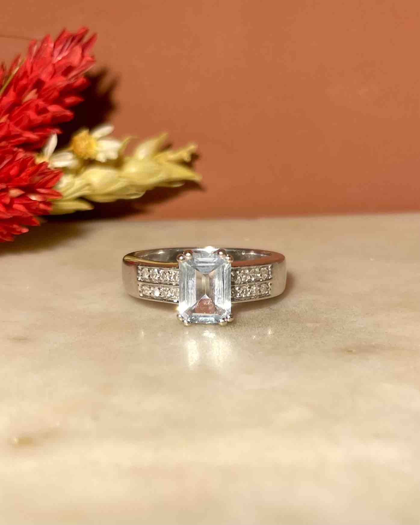 "Maïlyne" Aquamarine & 16 Diamond Bangle Ring