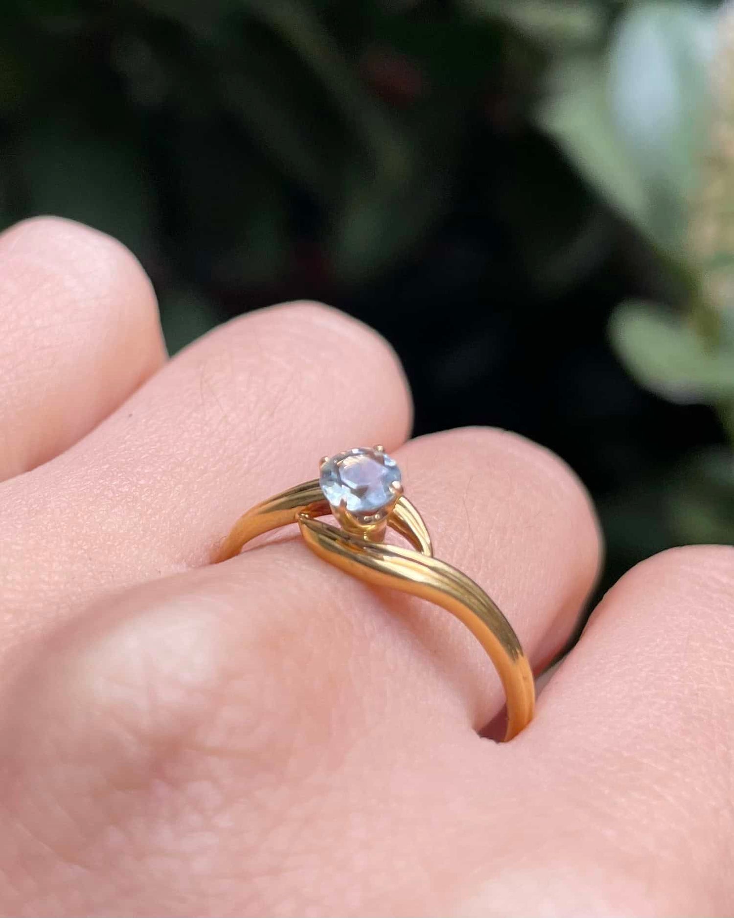 Anillo solitario de aguamarina "Lya"