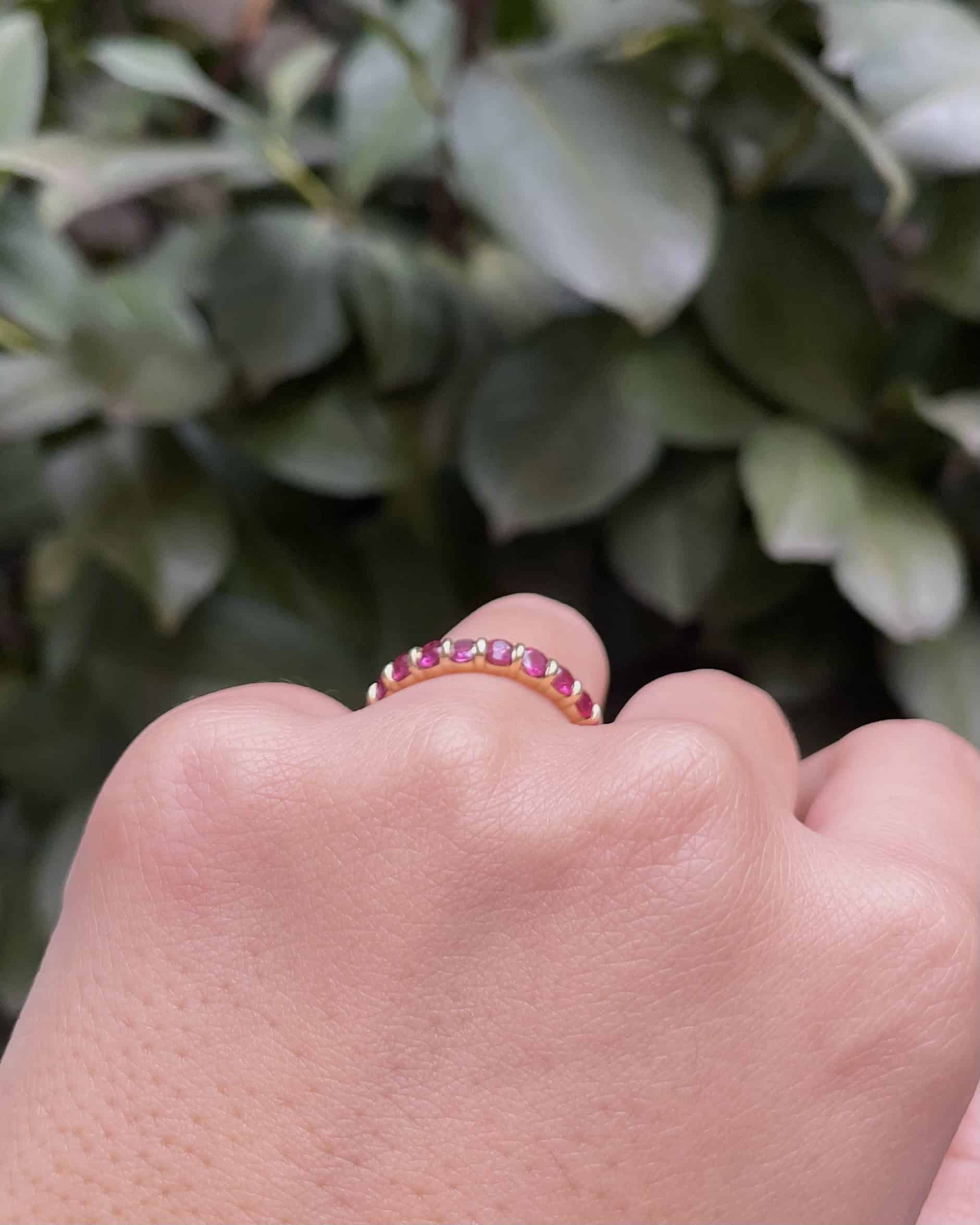 Alianza de boda americana con 20 rubíes de 2,40 quilates "Delilah"