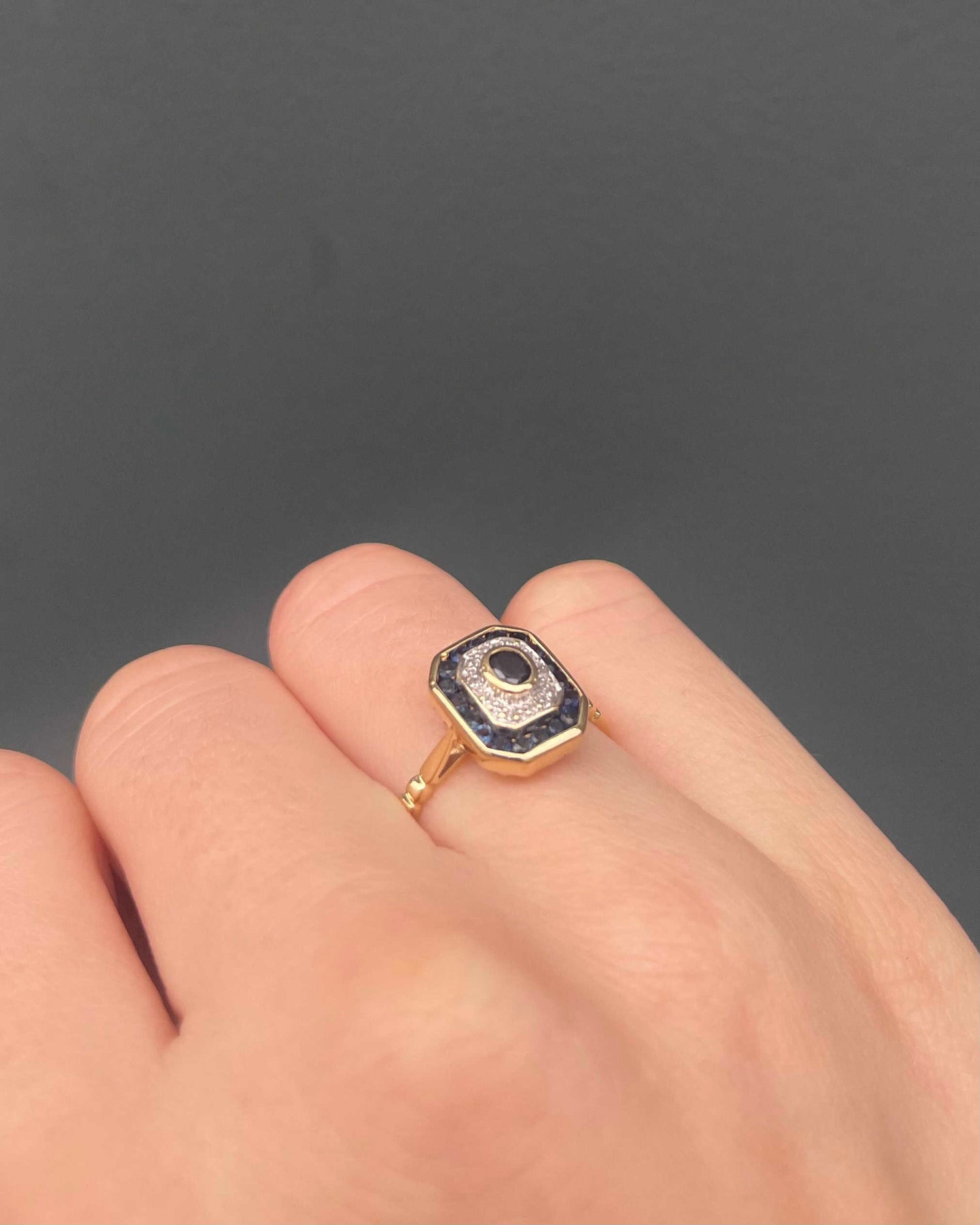 Anillo estilo Art Déco con zafiros de 0,60 quilates y diamantes "Kaymee"