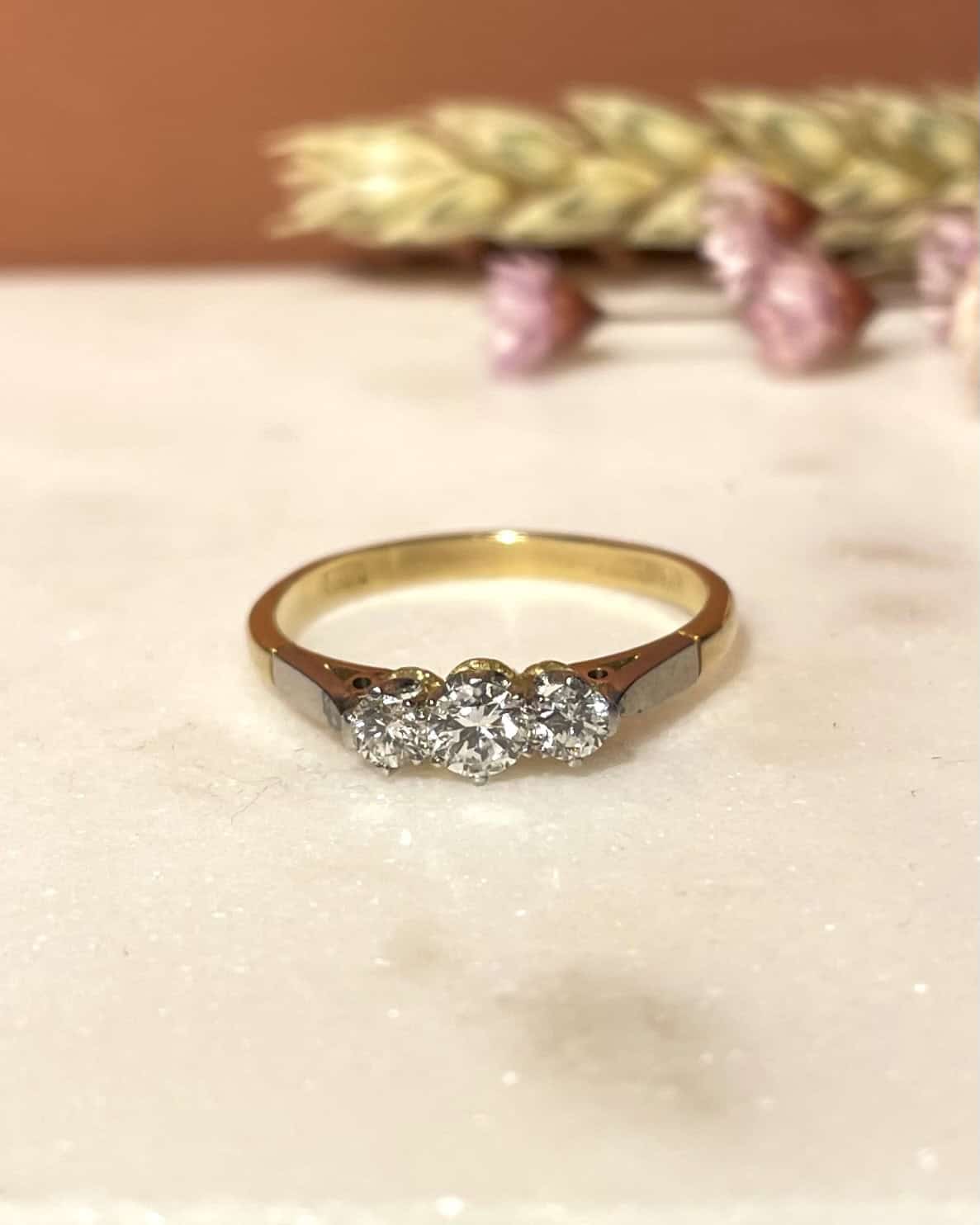 Anillo de trilogía de diamantes "Alina" de 0,49 quilates