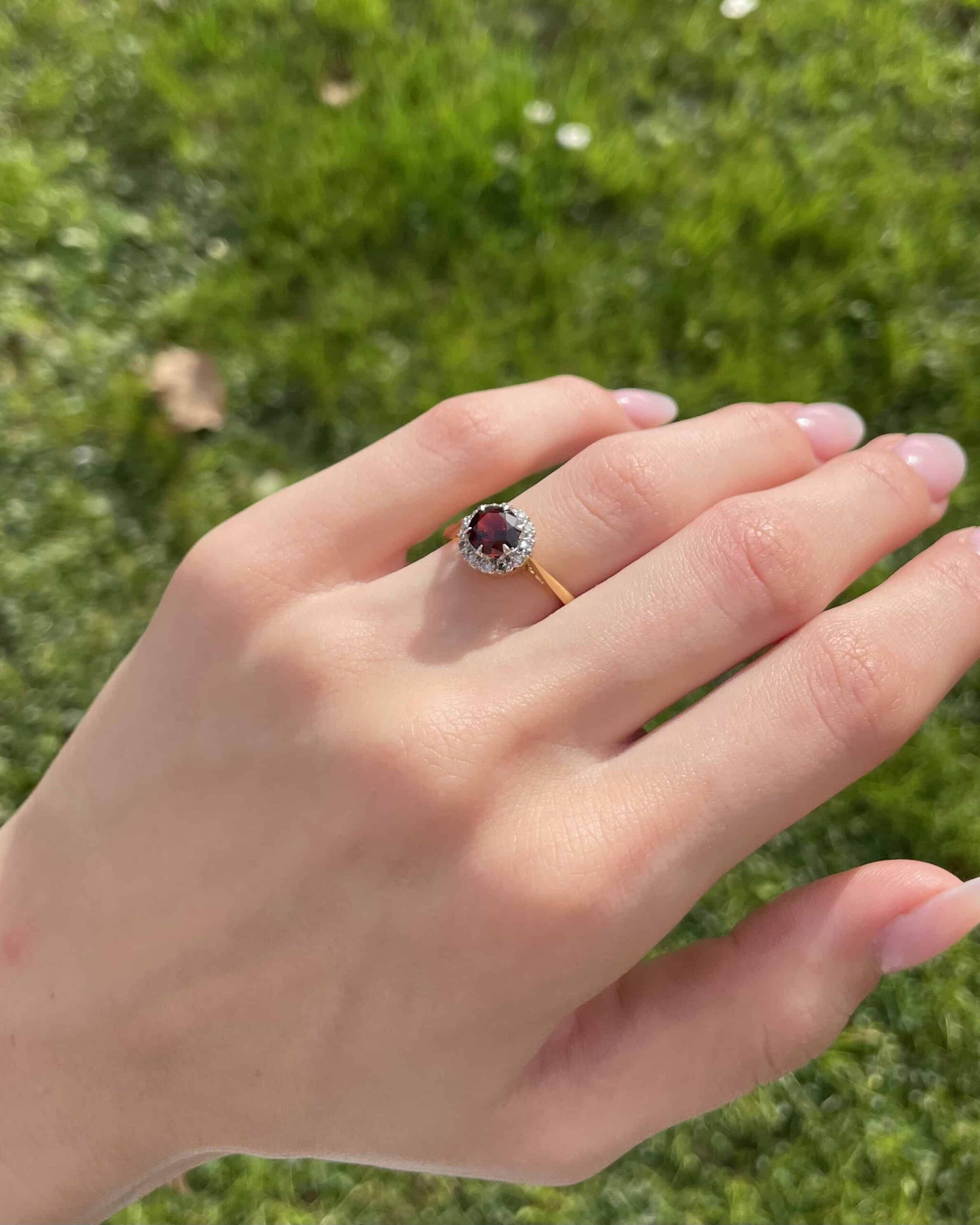 Anillo de margaritas de granate y diamantes "Blayze"