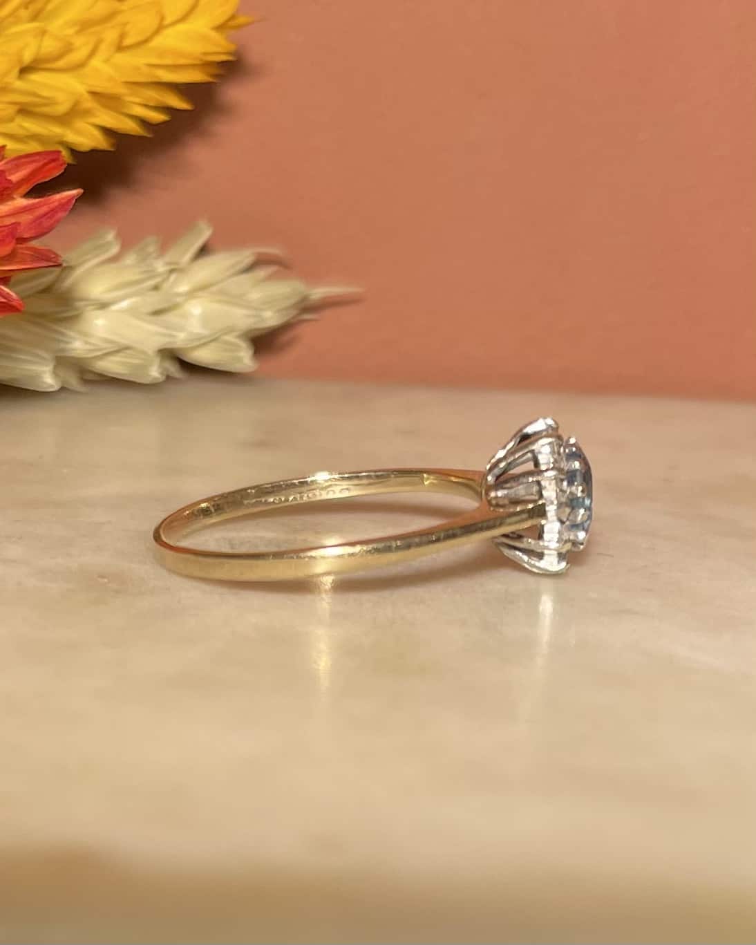 Anillo de margaritas con topacio y diamantes "Tess"