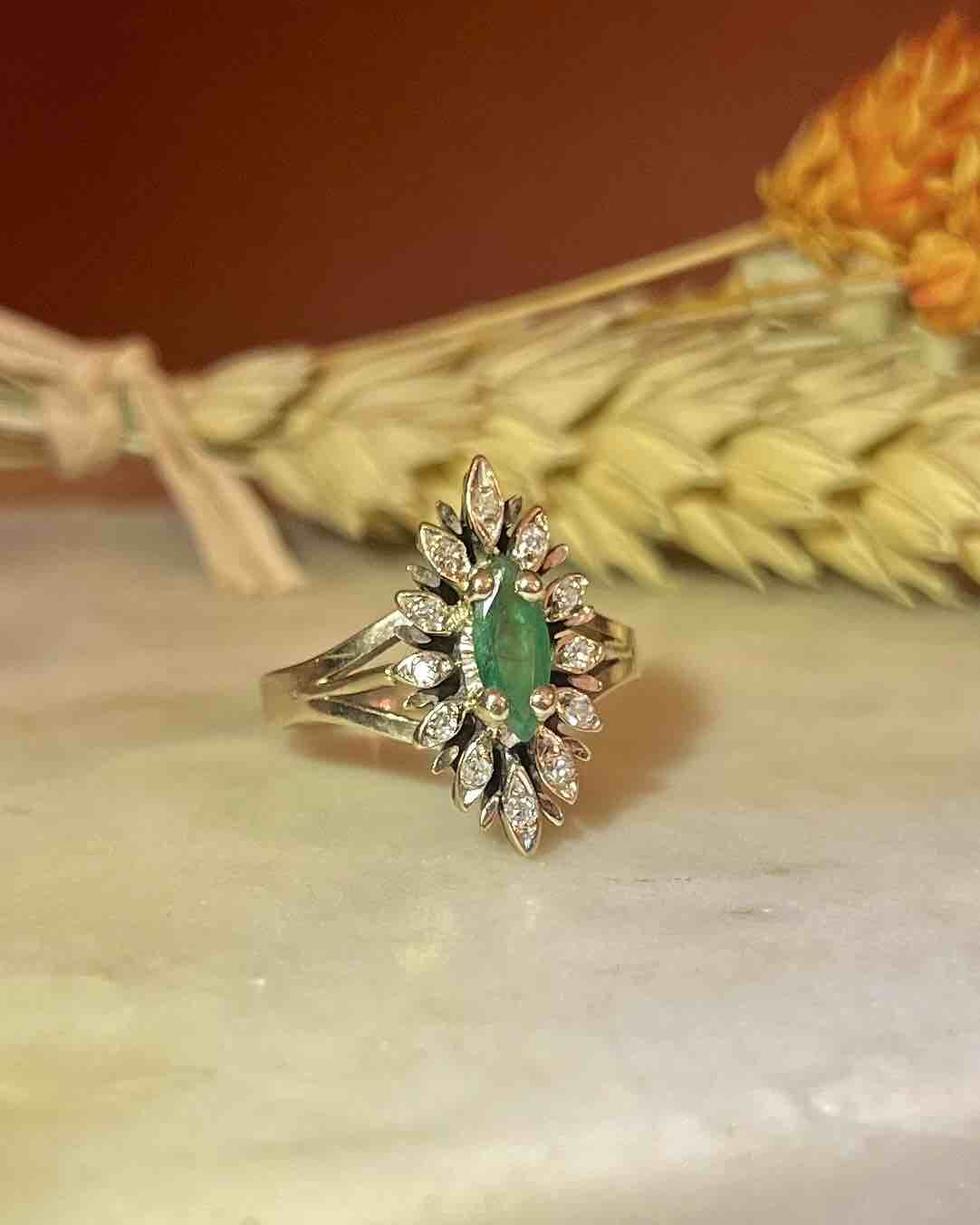 Anillo "Chélia" con margaritas de esmeralda y diamantes