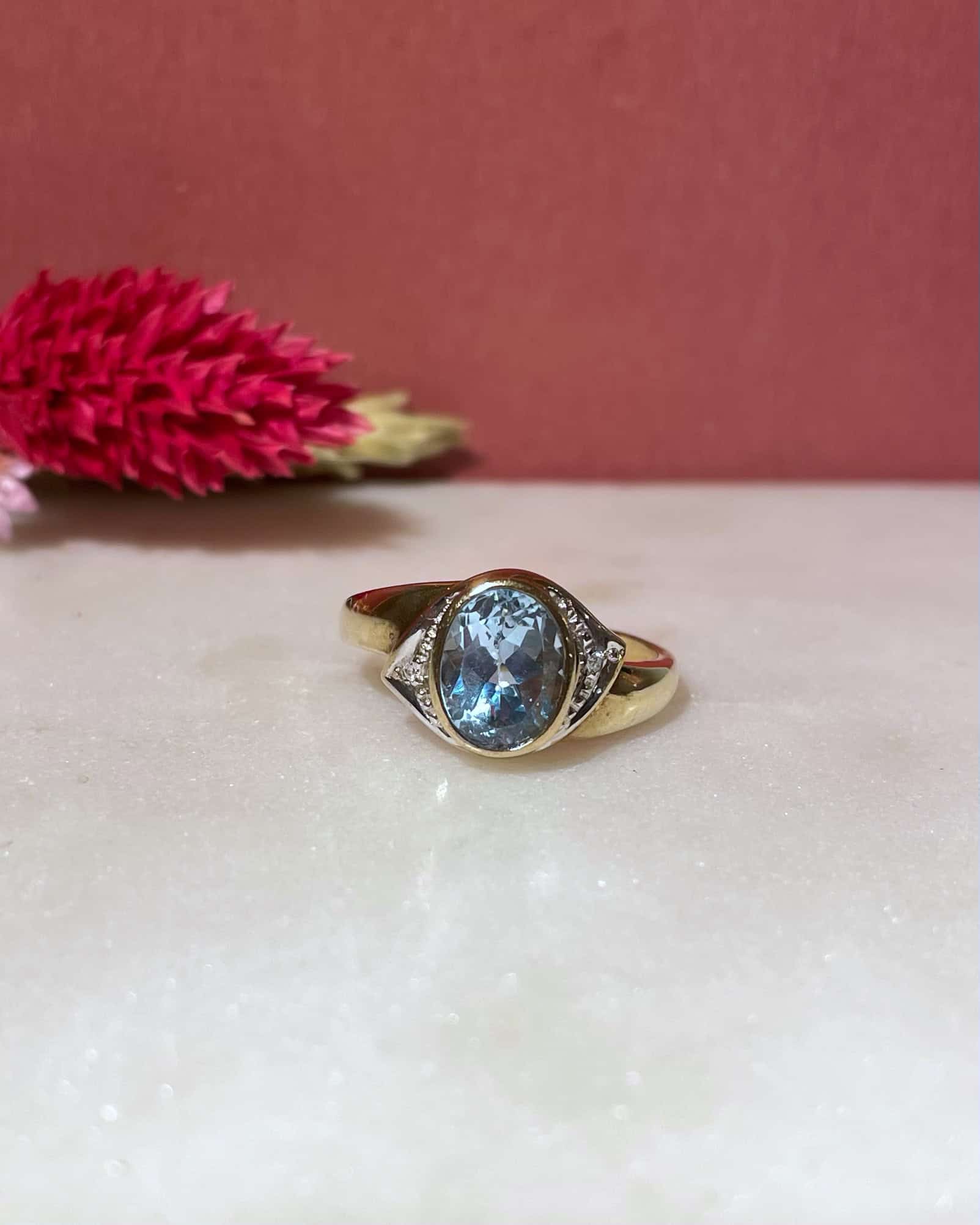 Anillo brazalete "Coline" con trilogía de topacio y diamantes de 2,66 quilates