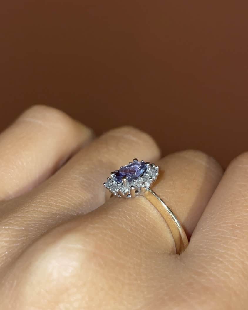 Anillo "Laura" de tanzanita y margarita de diamantes de 0,60 quilates