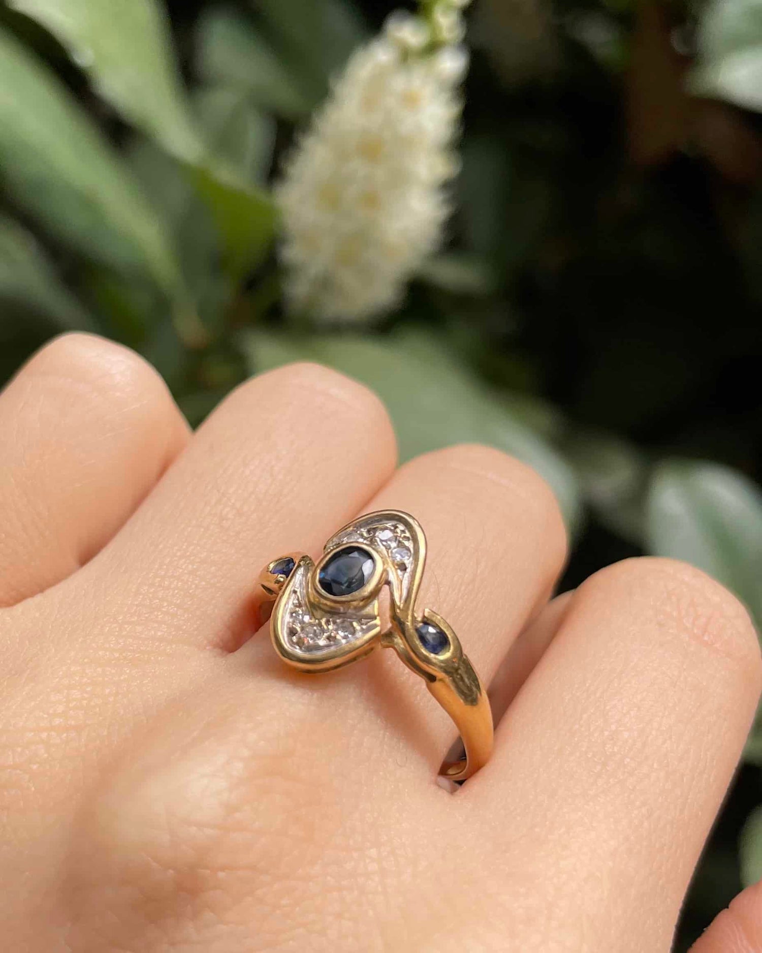 Bague tourbillon Saphir & diamants "Swirla"
