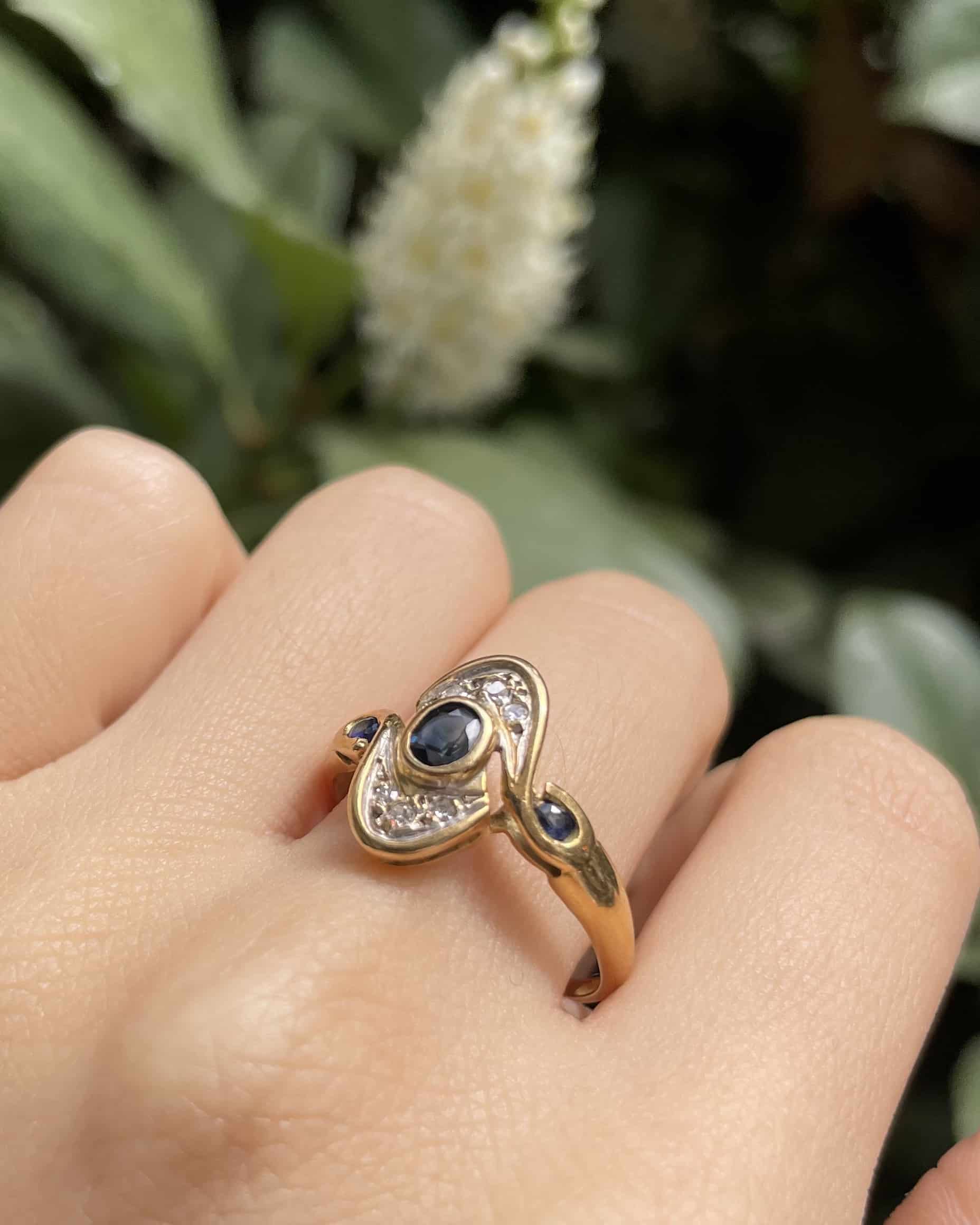 Anillo de zafiro y diamantes "Swirla"